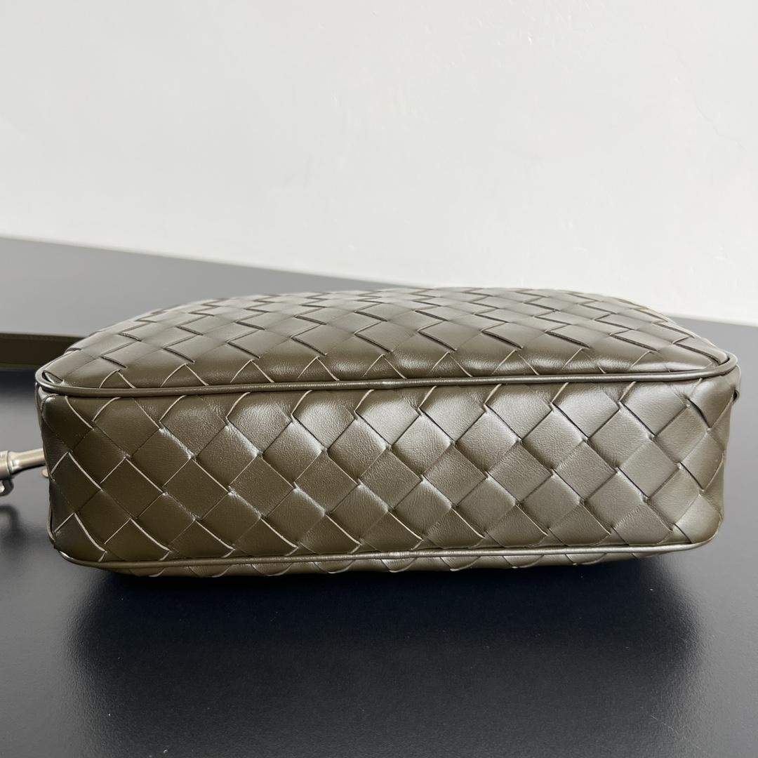 Shop Bottega Veneta Small Intrecciato Camera Replica Bag - Image 4