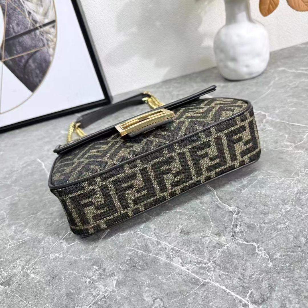 Best Fendi Replica Baguette Chain Midi Bag - Image 4
