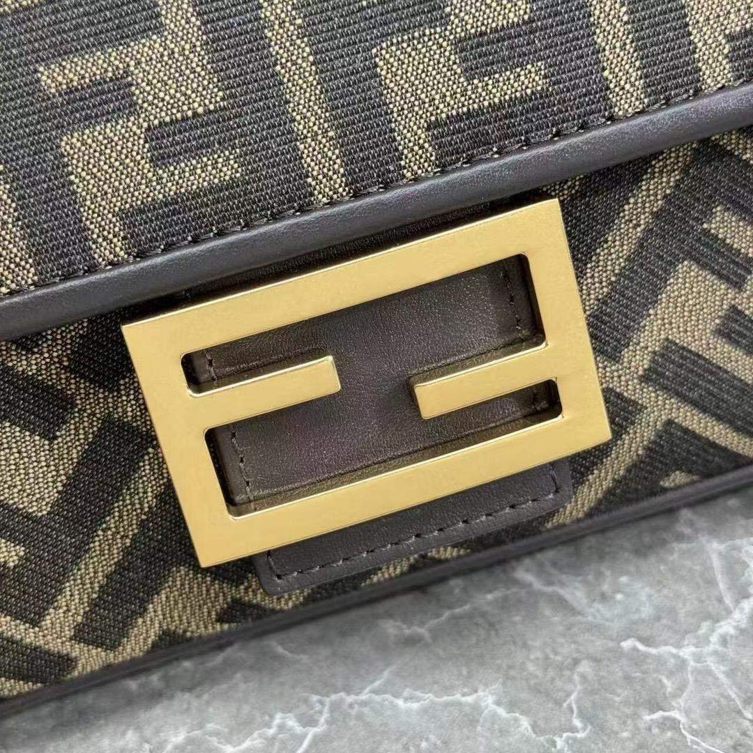 Best Fendi Replica Baguette Chain Midi Bag - Image 7