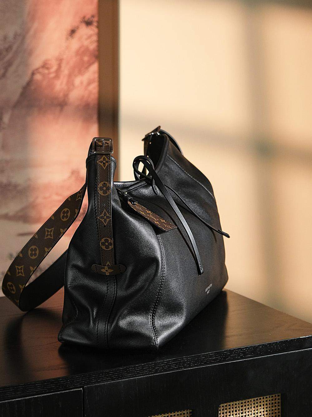 Luxury Replica Louis Vuitton CarryAll Vibe MM - Image 4