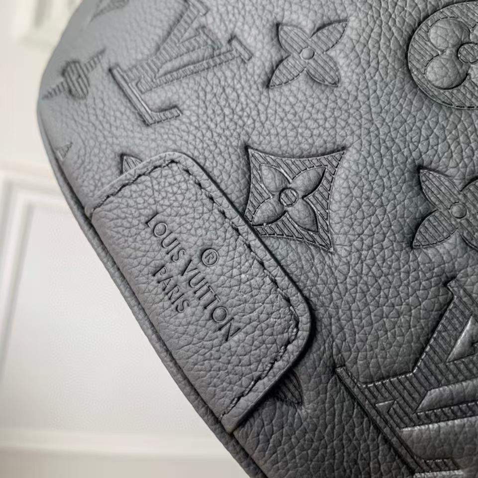 Luxury Replica Louis Vuitton Discovery PM Bumbag - Image 4