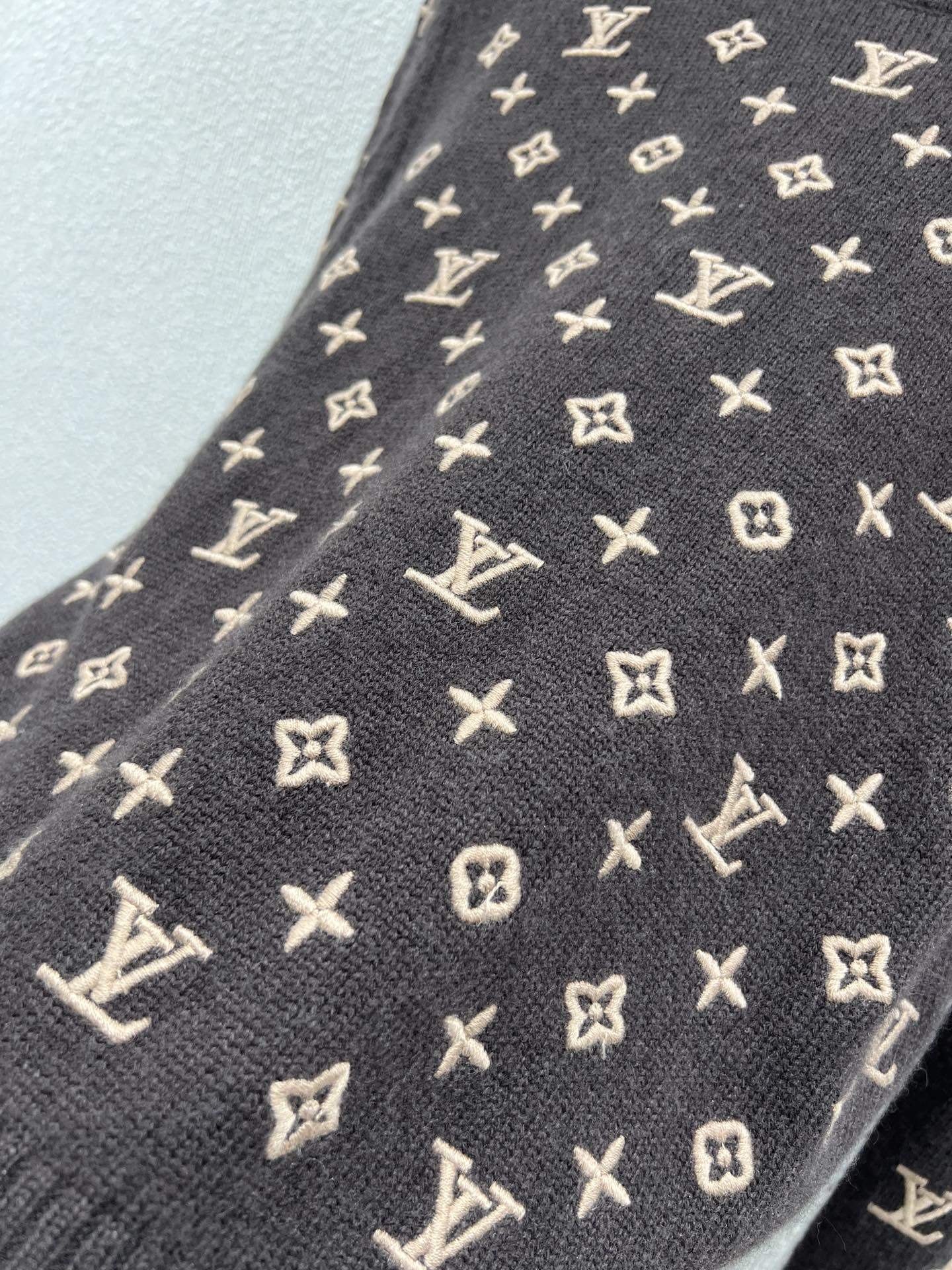 Finest Louis Vuitton 3D Monogram Replica Knit Pullover - Image 8