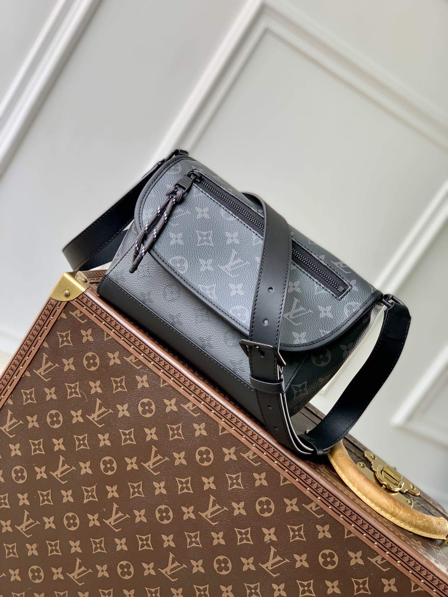 Deluxe Louis Vuitton Pulse Replica Messenger
