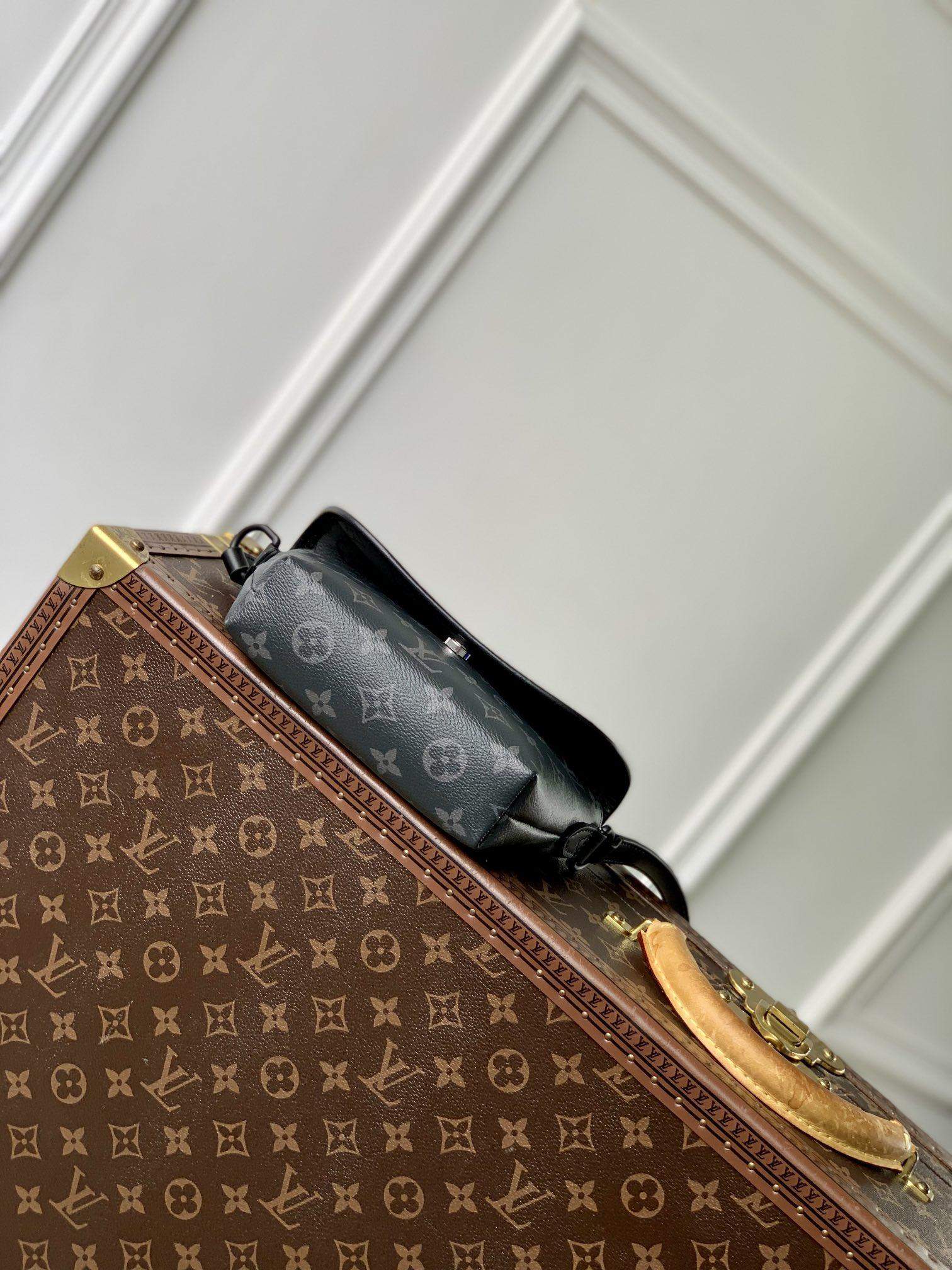 Finest Louis Vuitton Pulse Wearable Replica Wallet - Image 4