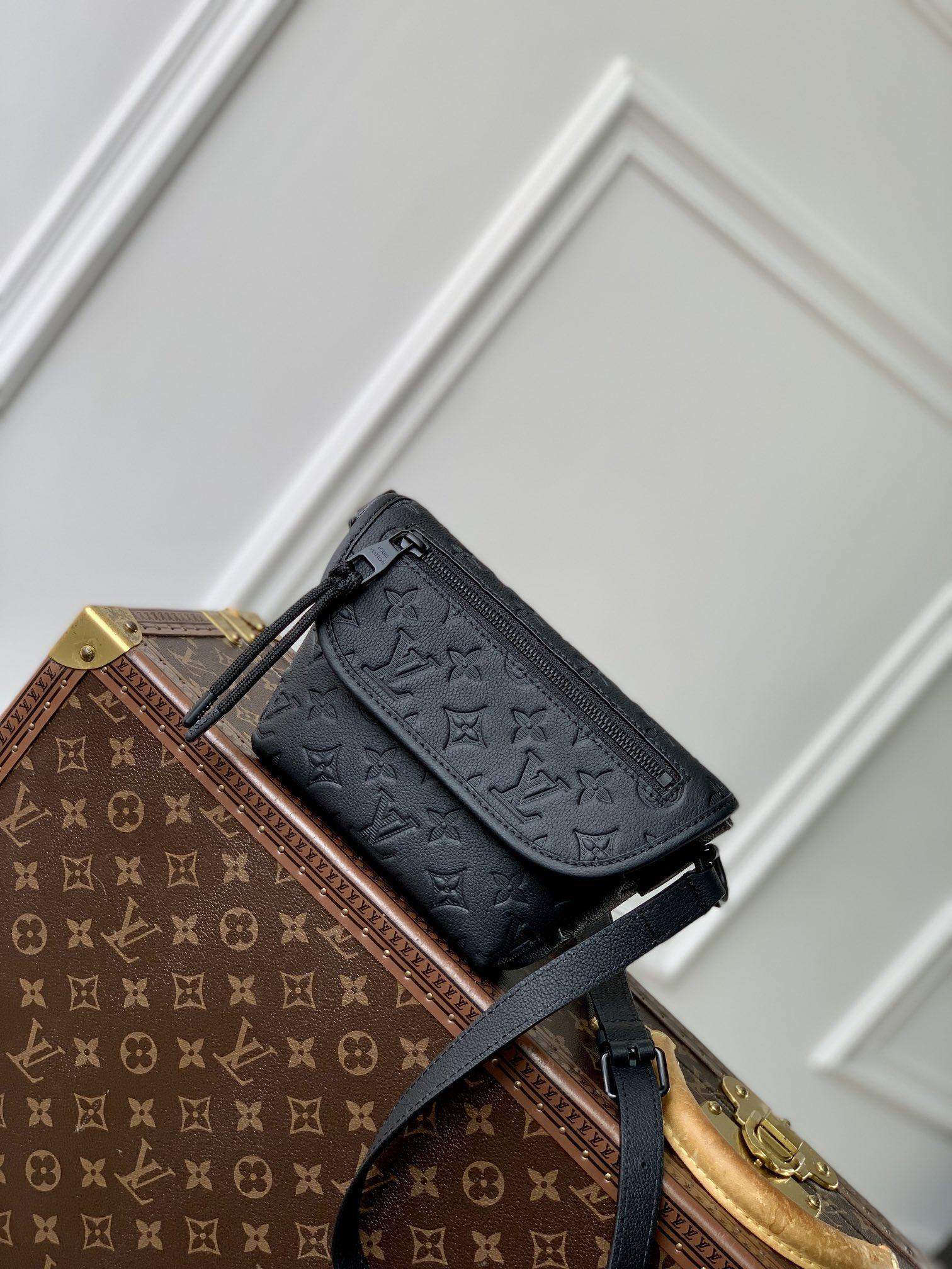 Luxury Louis Vuitton Pulse Wearable Replica Wallet