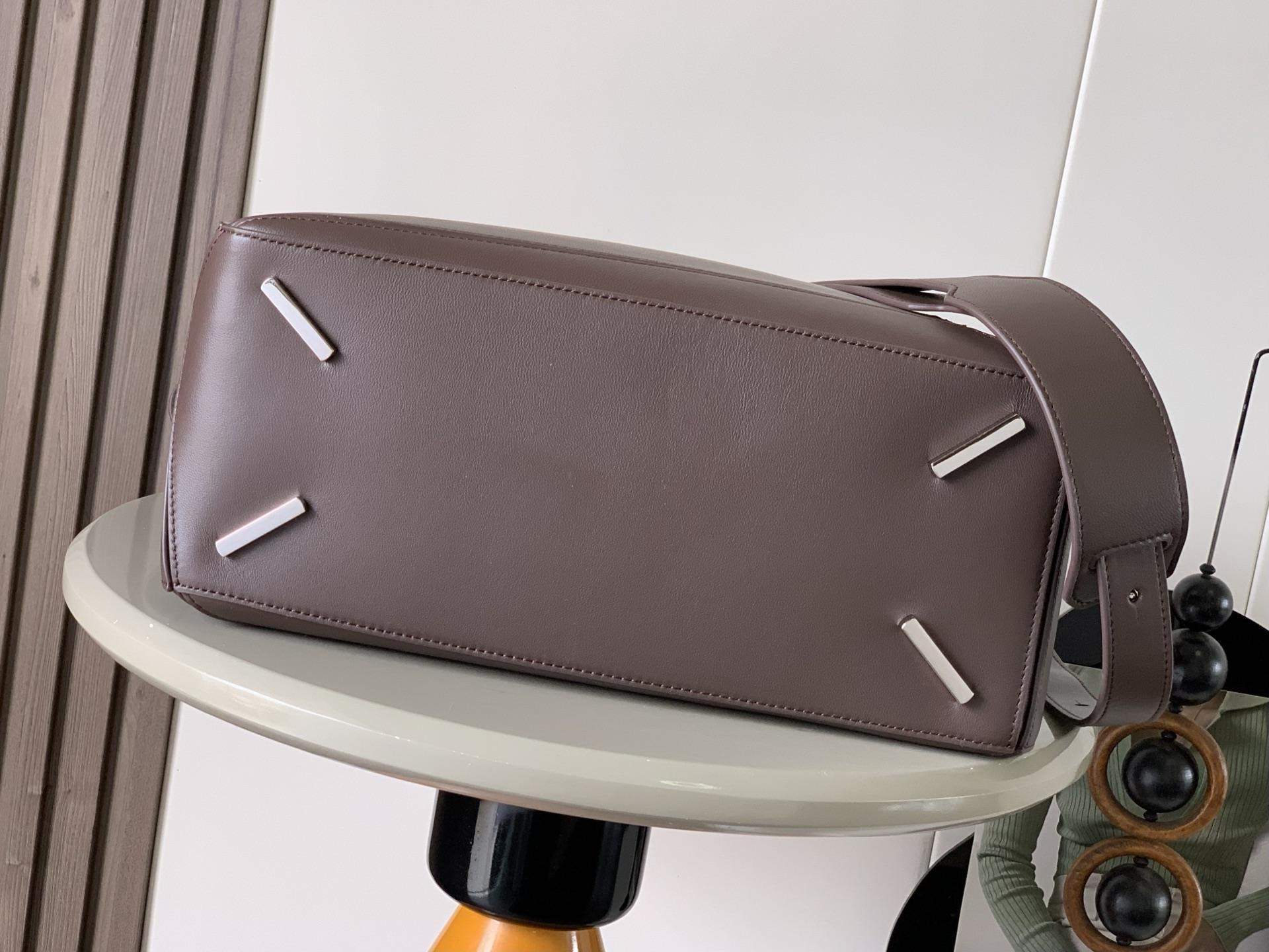 Exclusive Loewe Large Featherlight Puzzle Replica Bag In Nappa Lambskin - Image 4