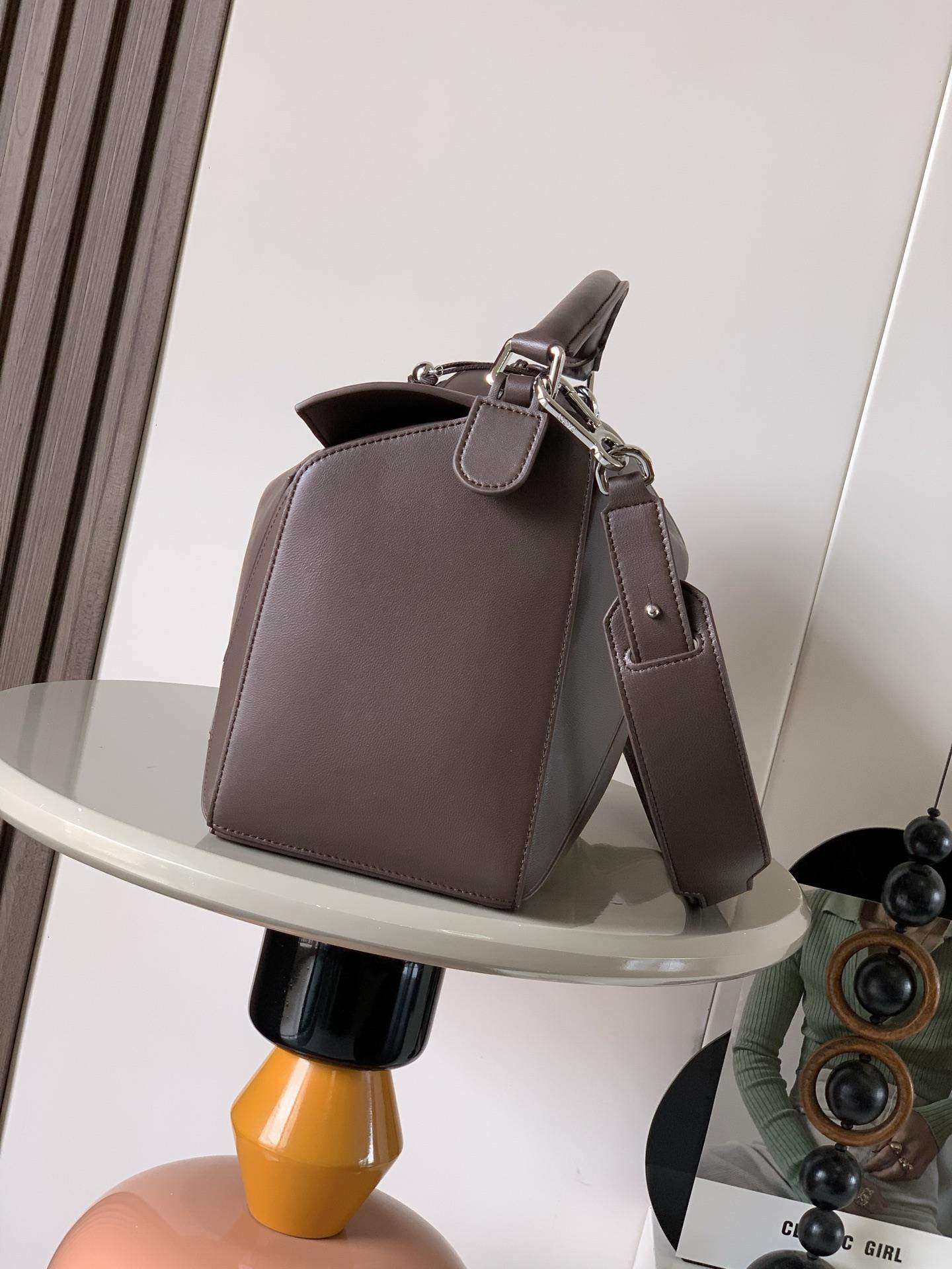 Exclusive Loewe Large Featherlight Puzzle Replica Bag In Nappa Lambskin - Image 3