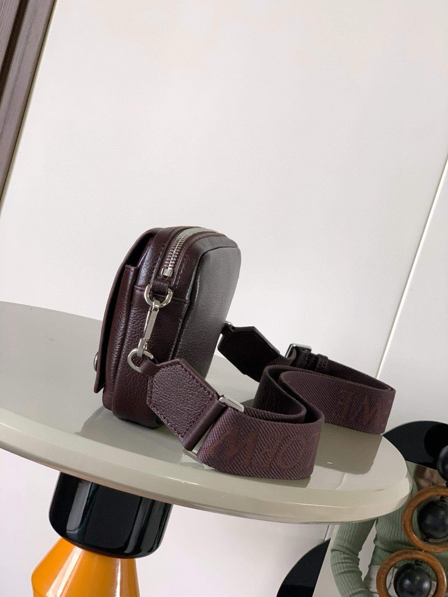 Supreme Loewe Small Pebble Replica Messenger Bag In Supple Grained Calfskin - Image 3