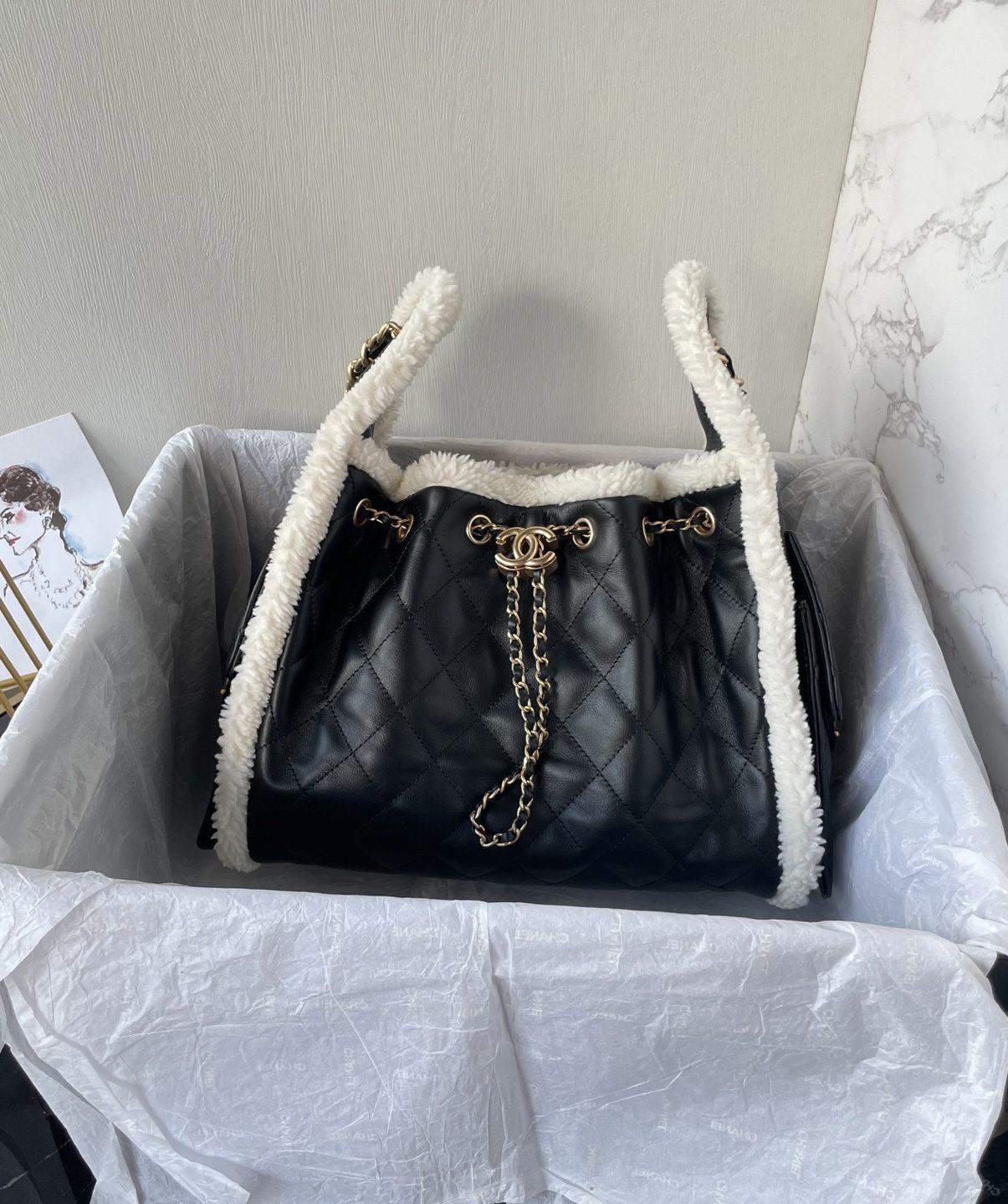 Luxury Replica 25 Small Replica Handbag With Gold-Tone Metal