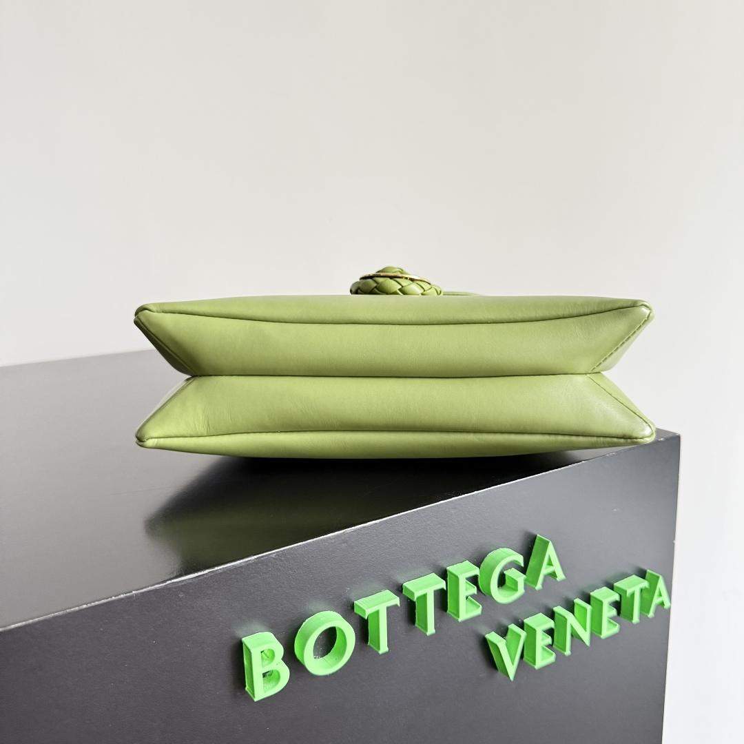 High-End Quality Bottega Veneta Baby Liberta Replica Bag - Image 4