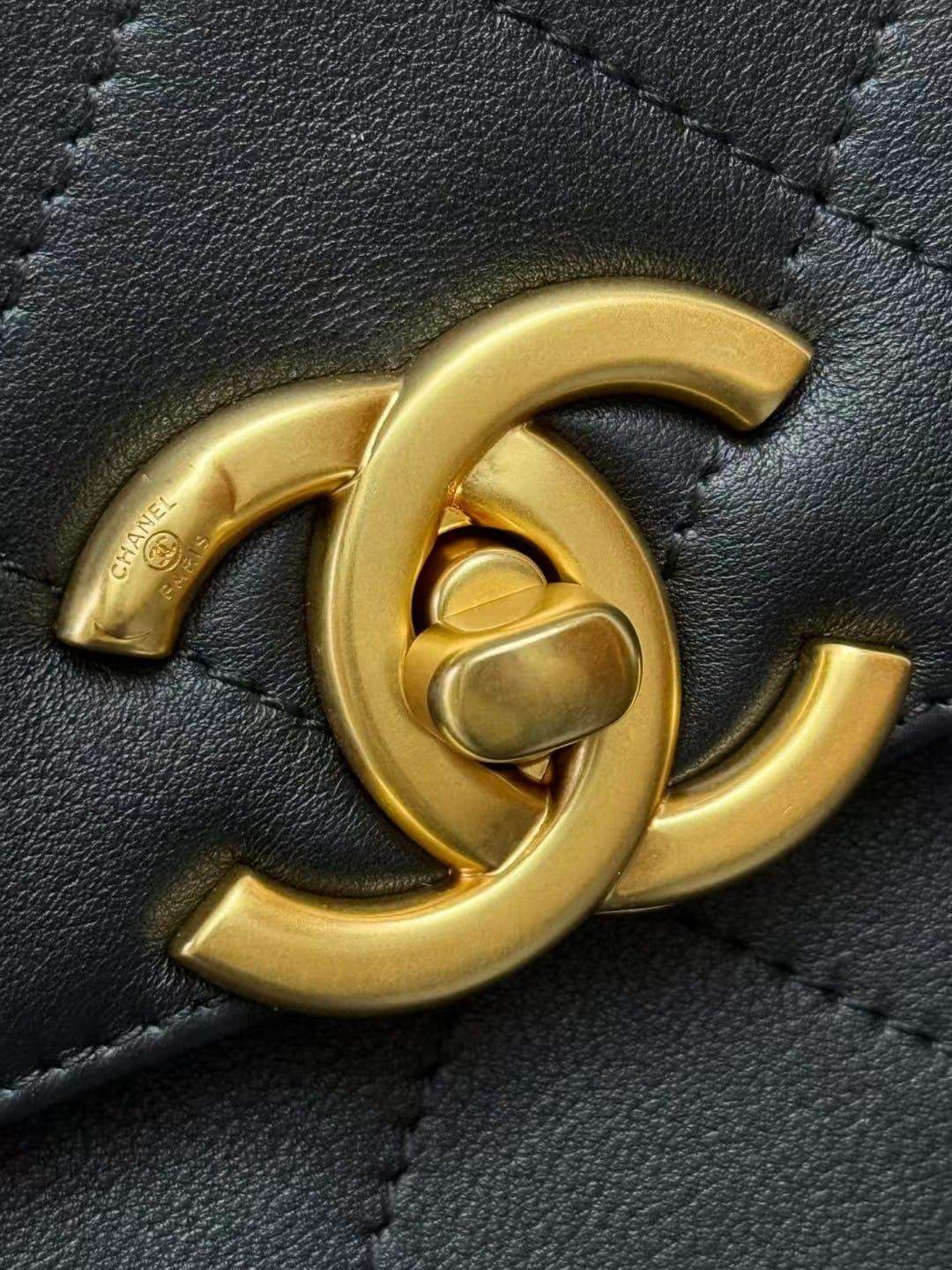 Luxury Maxi Replica Flap Bag With Top Handle - Image 7