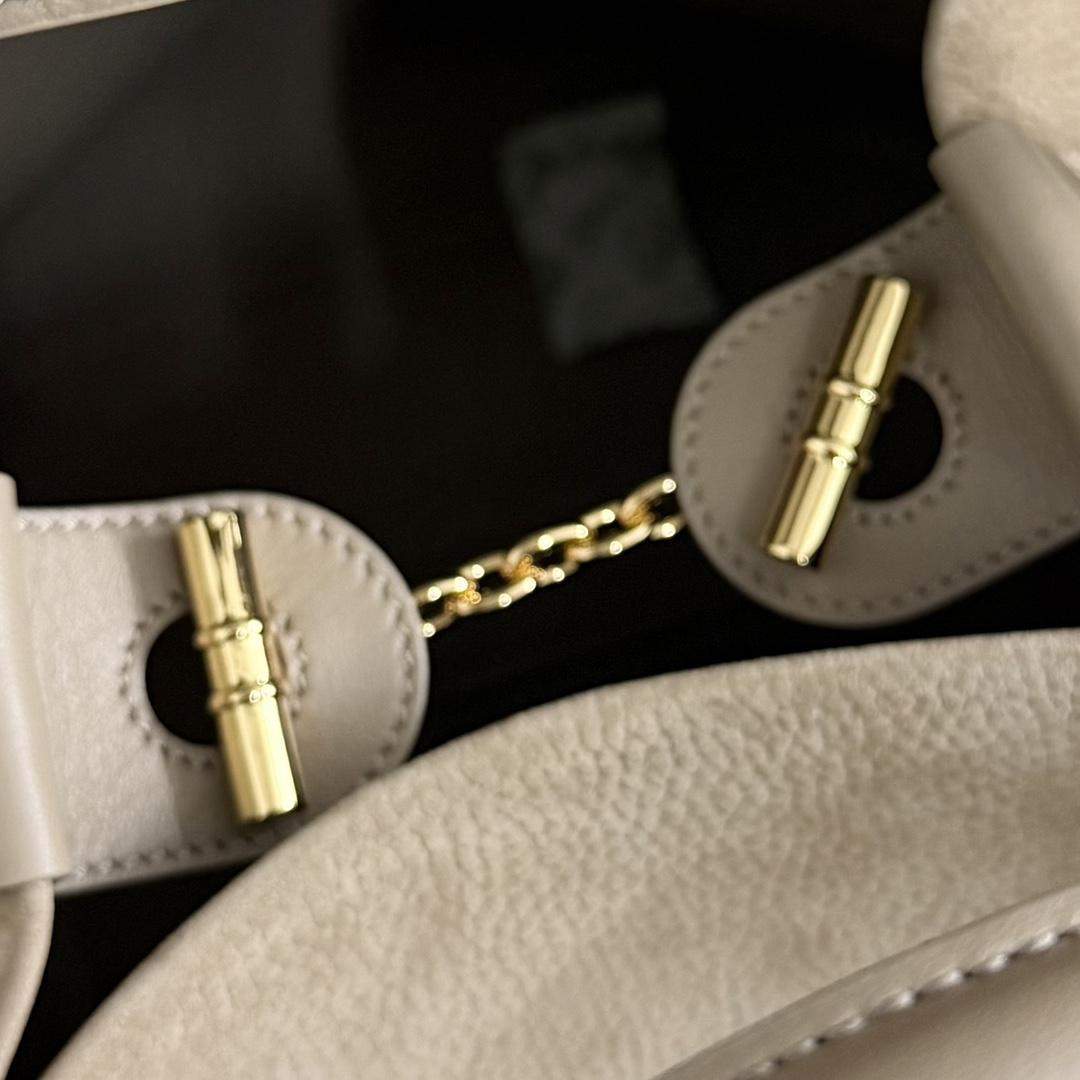 High-End Quality Loro Piana Large Bale Replica Bag - Image 8