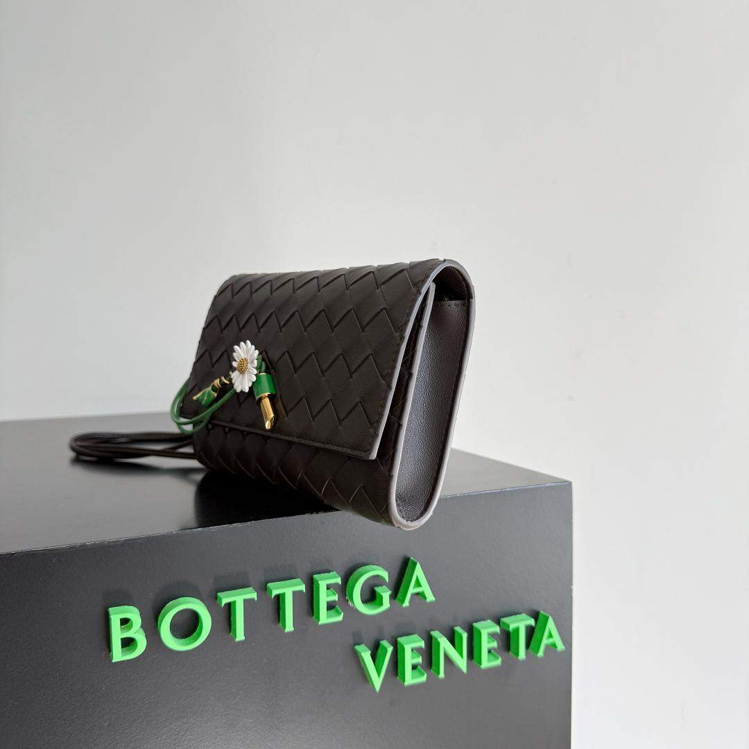 Superior Bottega Veneta Andiamo Daisy Replica Pouch - Image 3