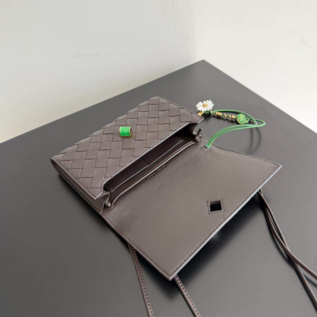 Superior Bottega Veneta Andiamo Daisy Replica Pouch - Image 8