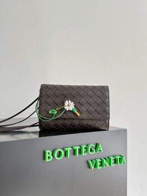 Superior Bottega Veneta Andiamo Daisy Replica Pouch