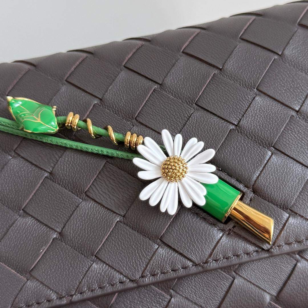 Superior Bottega Veneta Andiamo Daisy Replica Pouch - Image 6