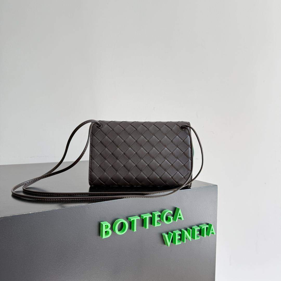 Superior Bottega Veneta Andiamo Daisy Replica Pouch - Image 2