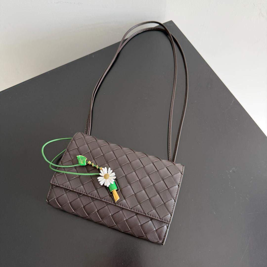 Superior Bottega Veneta Andiamo Daisy Replica Pouch - Image 4