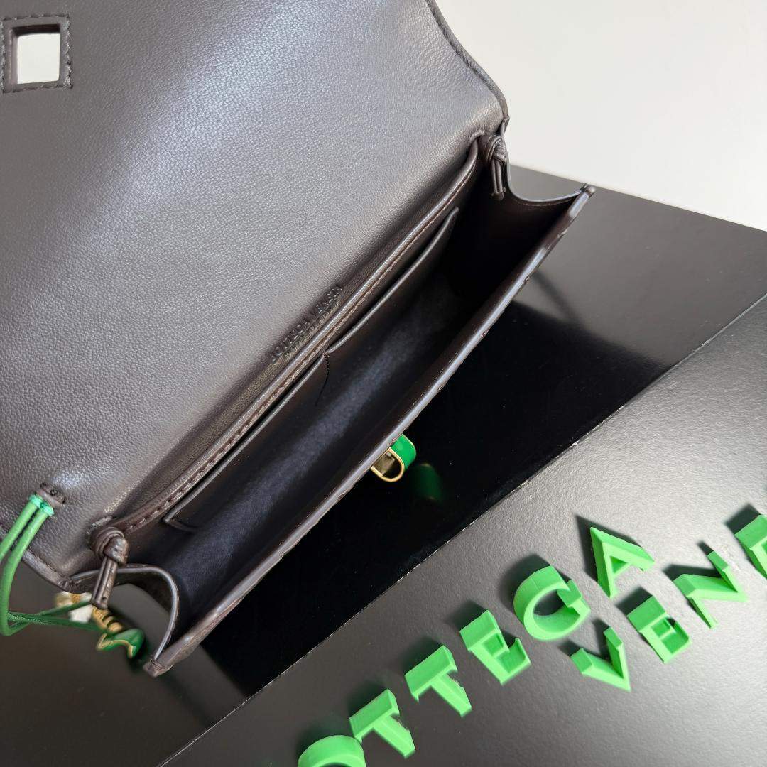 Superior Bottega Veneta Andiamo Daisy Replica Pouch - Image 7