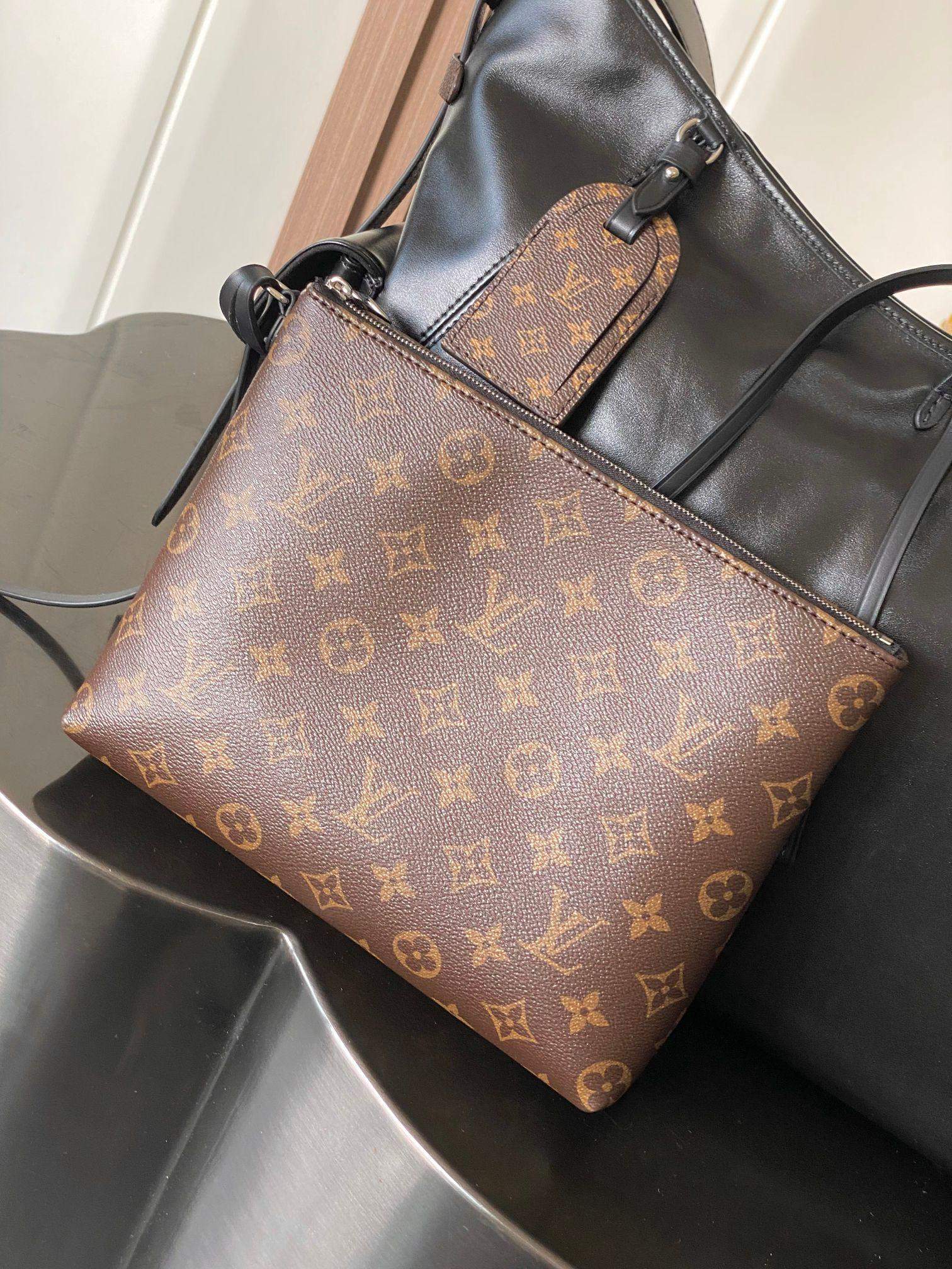 Elite Louis Vuitton Carry All Replica Travel Bag - Image 6