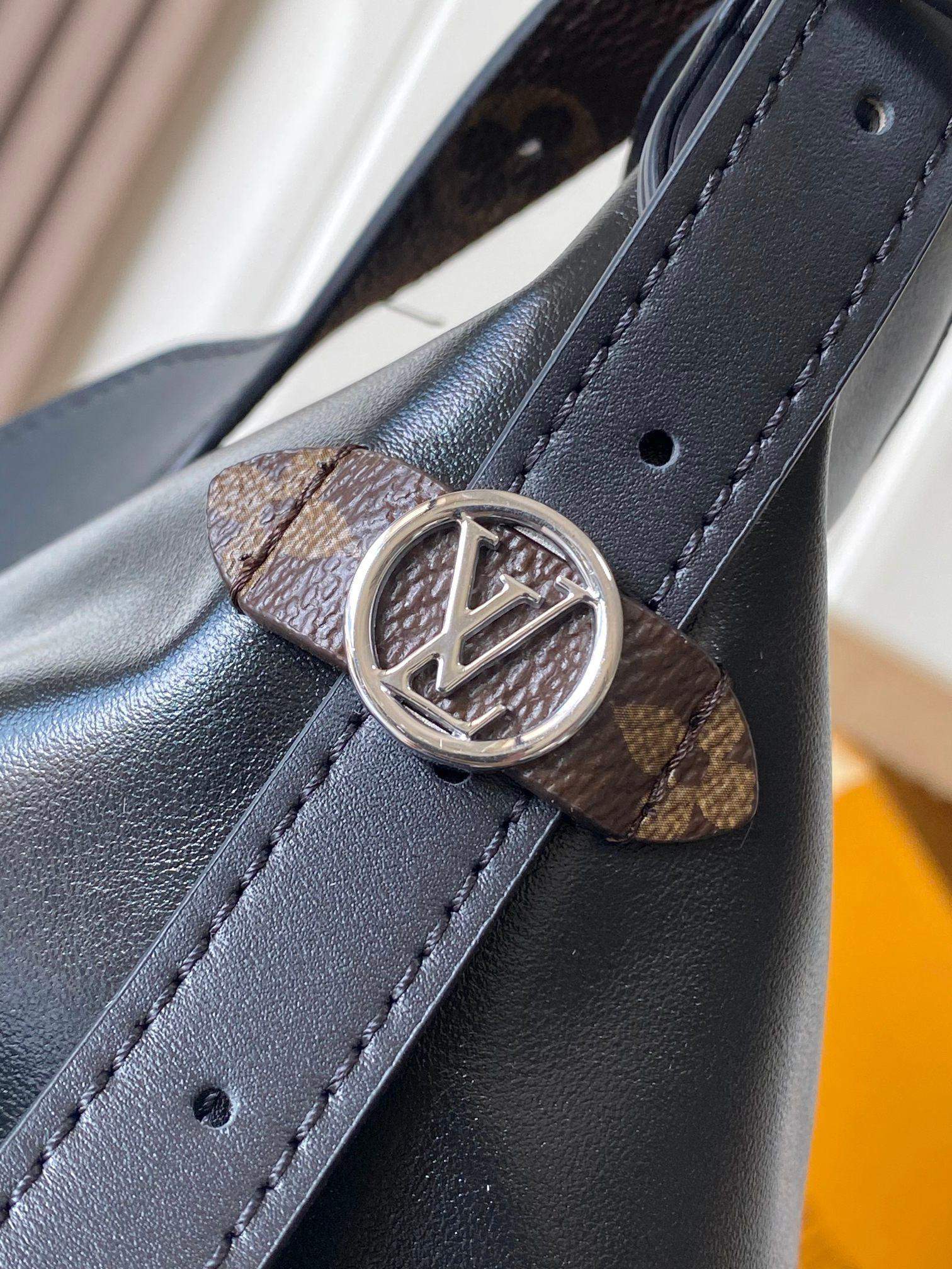 Elite Louis Vuitton Carry All Replica Travel Bag - Image 11