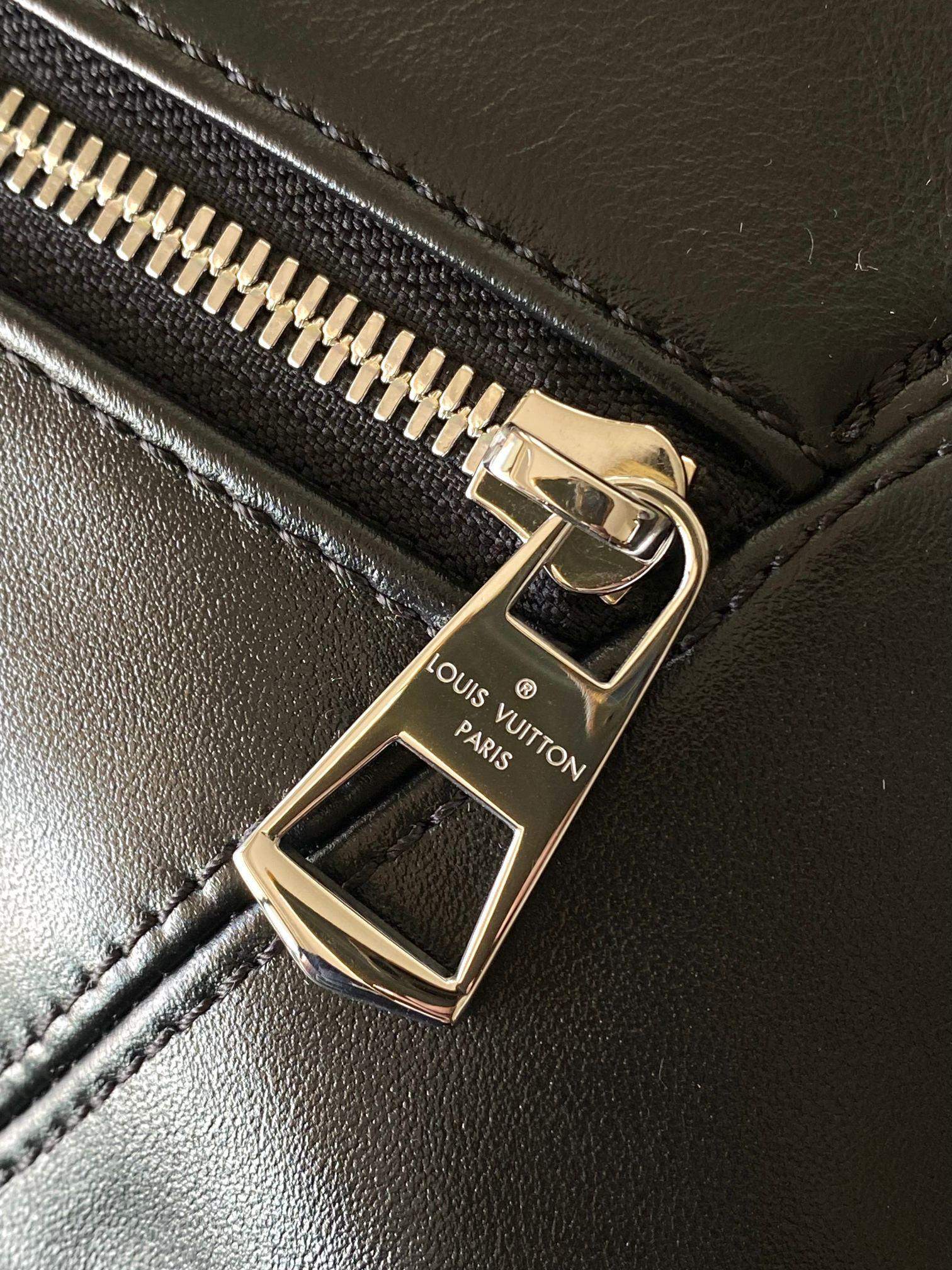 Elite Louis Vuitton Carry All Replica Travel Bag - Image 9