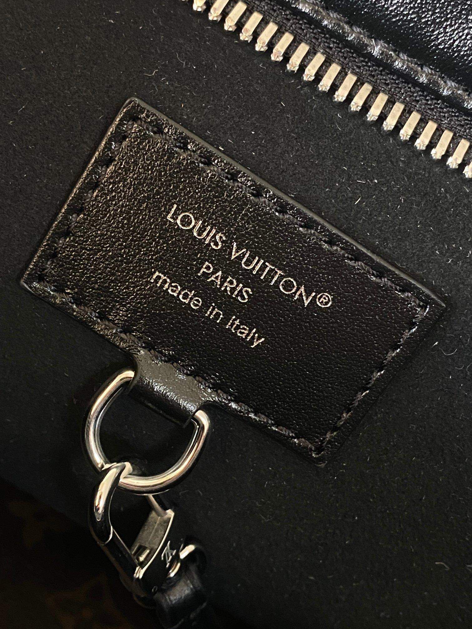 Elite Louis Vuitton Carry All Replica Travel Bag - Image 13