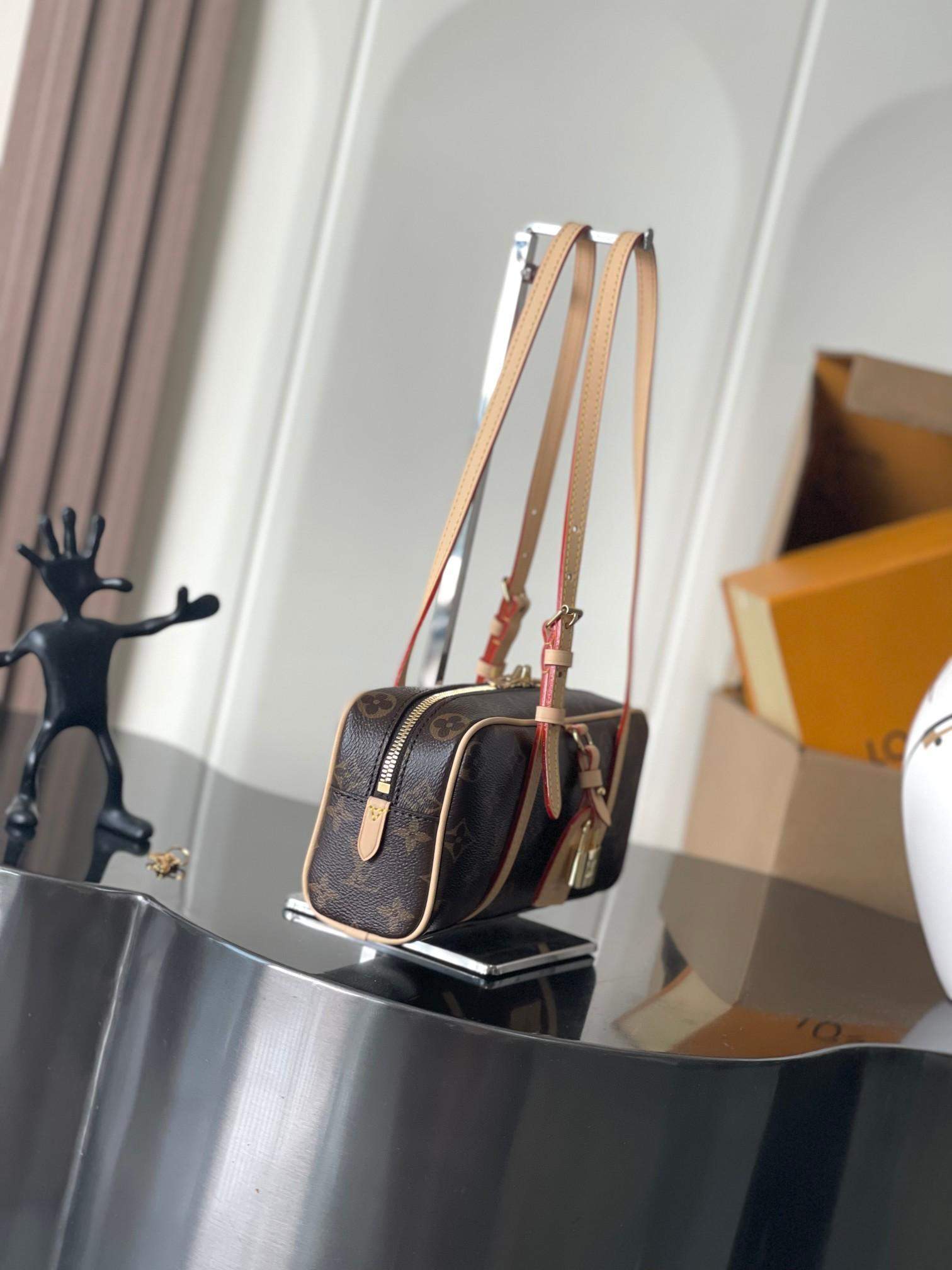 Deluxe Louis Vuitton Hang On Replica Bag - Image 3