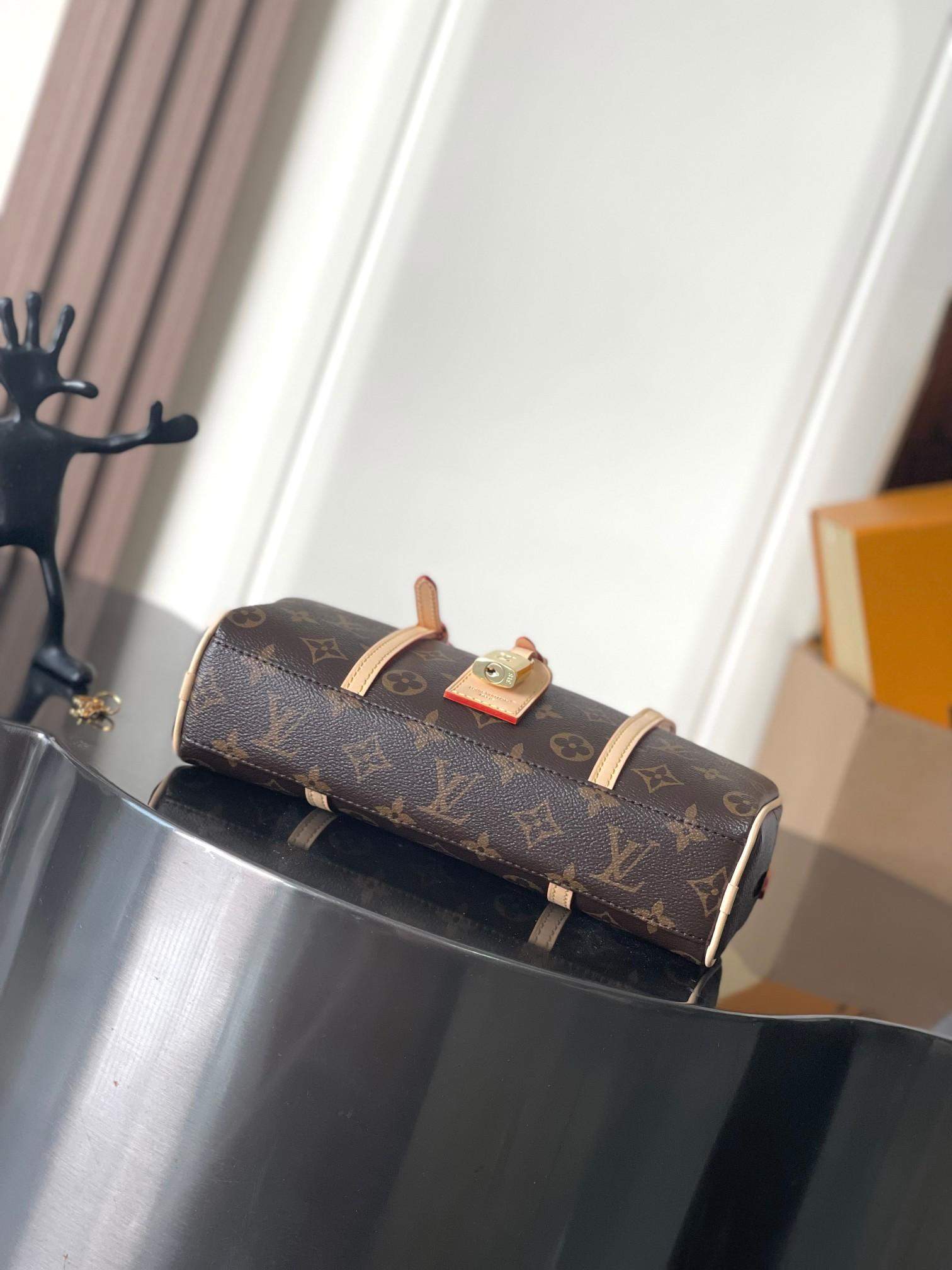 Deluxe Louis Vuitton Hang On Replica Bag - Image 4