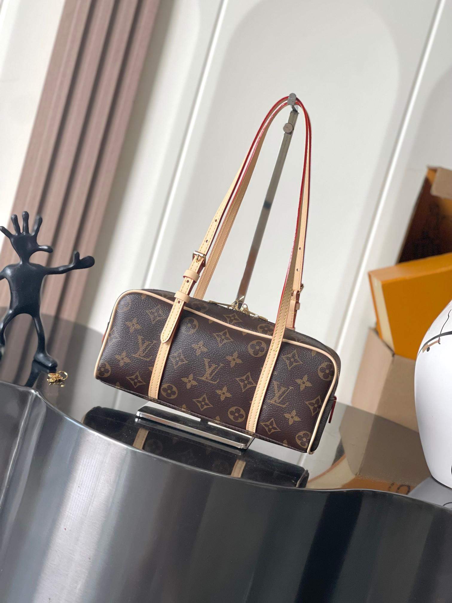 Deluxe Louis Vuitton Hang On Replica Bag - Image 2