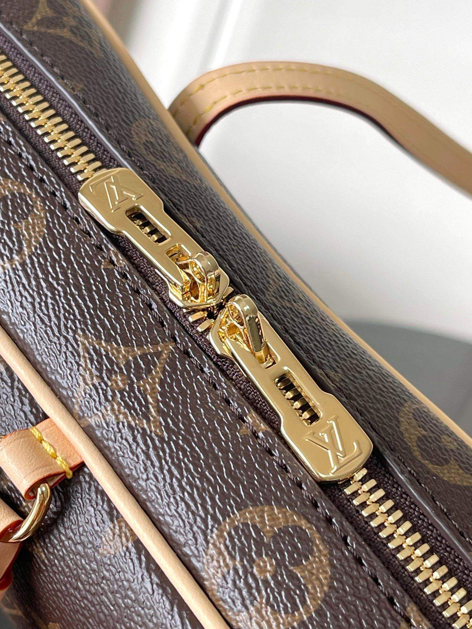 Deluxe Louis Vuitton Hang On Replica Bag - Image 8