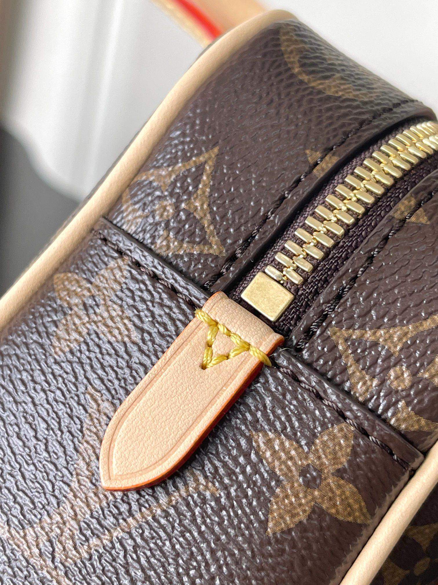 Deluxe Louis Vuitton Hang On Replica Bag - Image 5