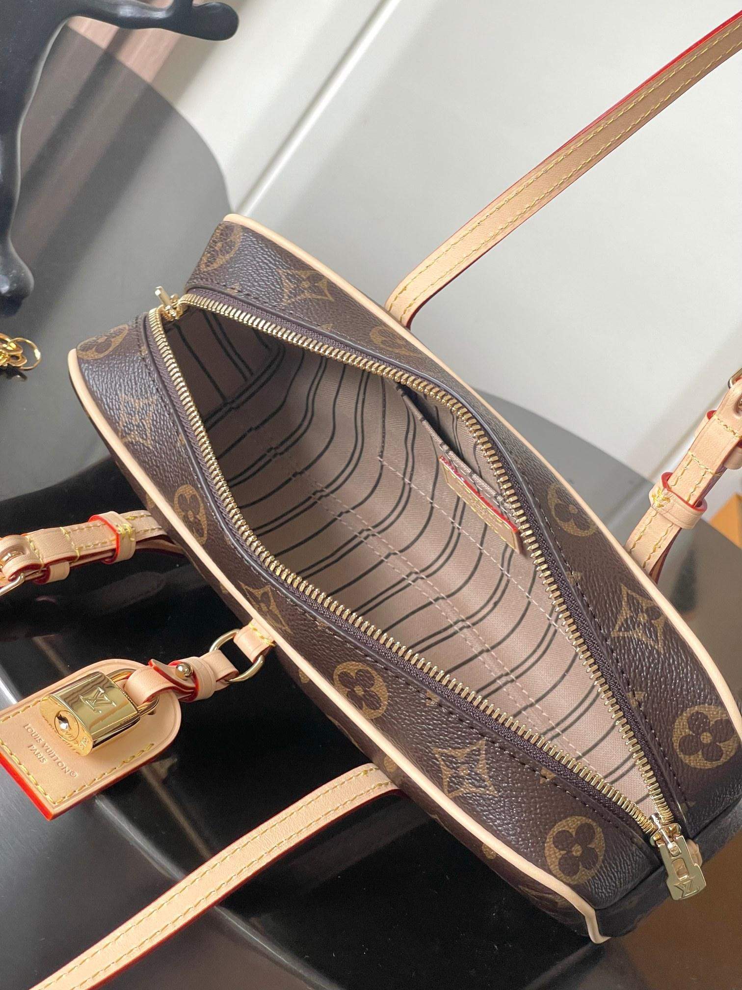 Deluxe Louis Vuitton Hang On Replica Bag - Image 6