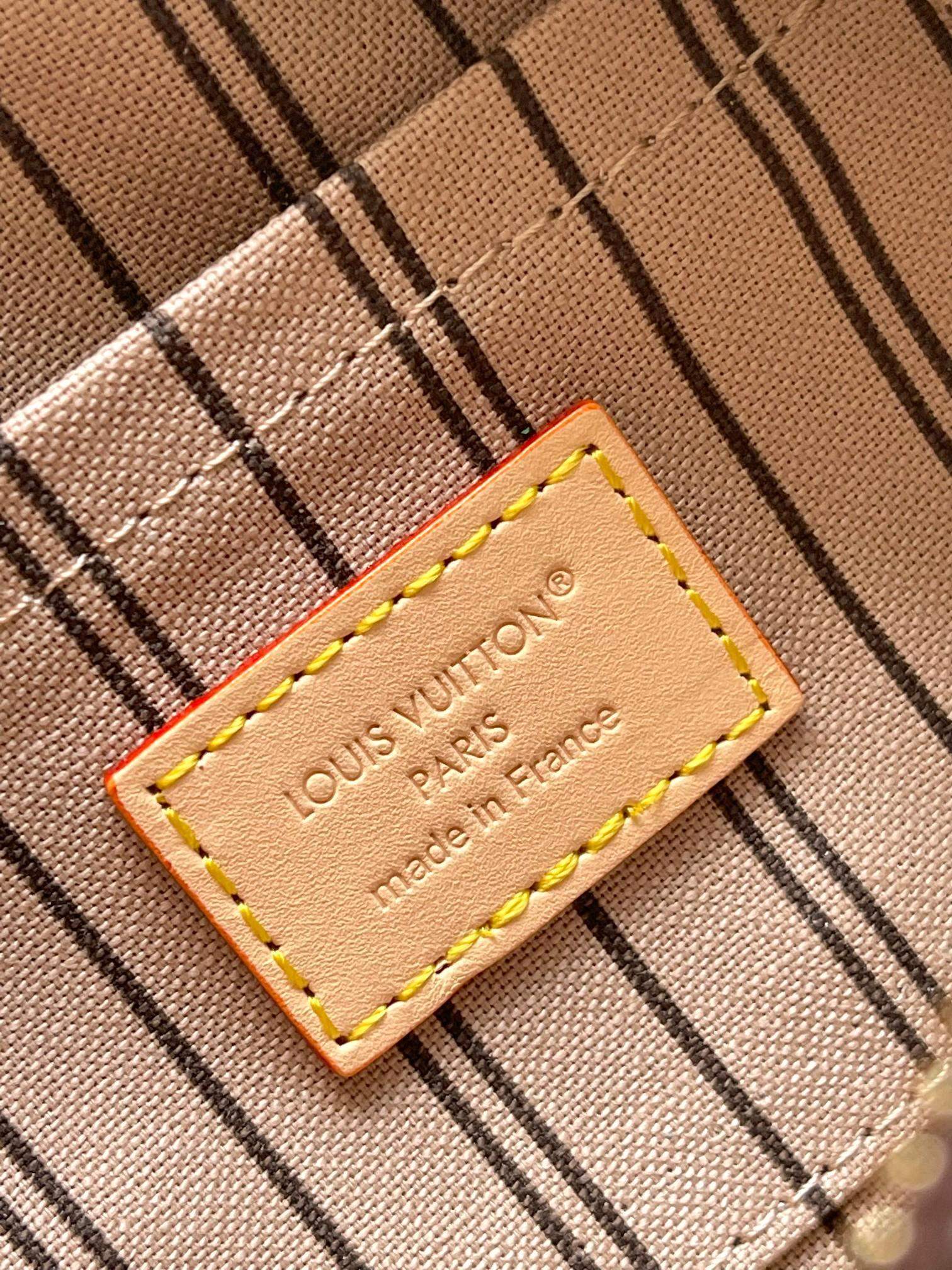 Deluxe Louis Vuitton Hang On Replica Bag - Image 9