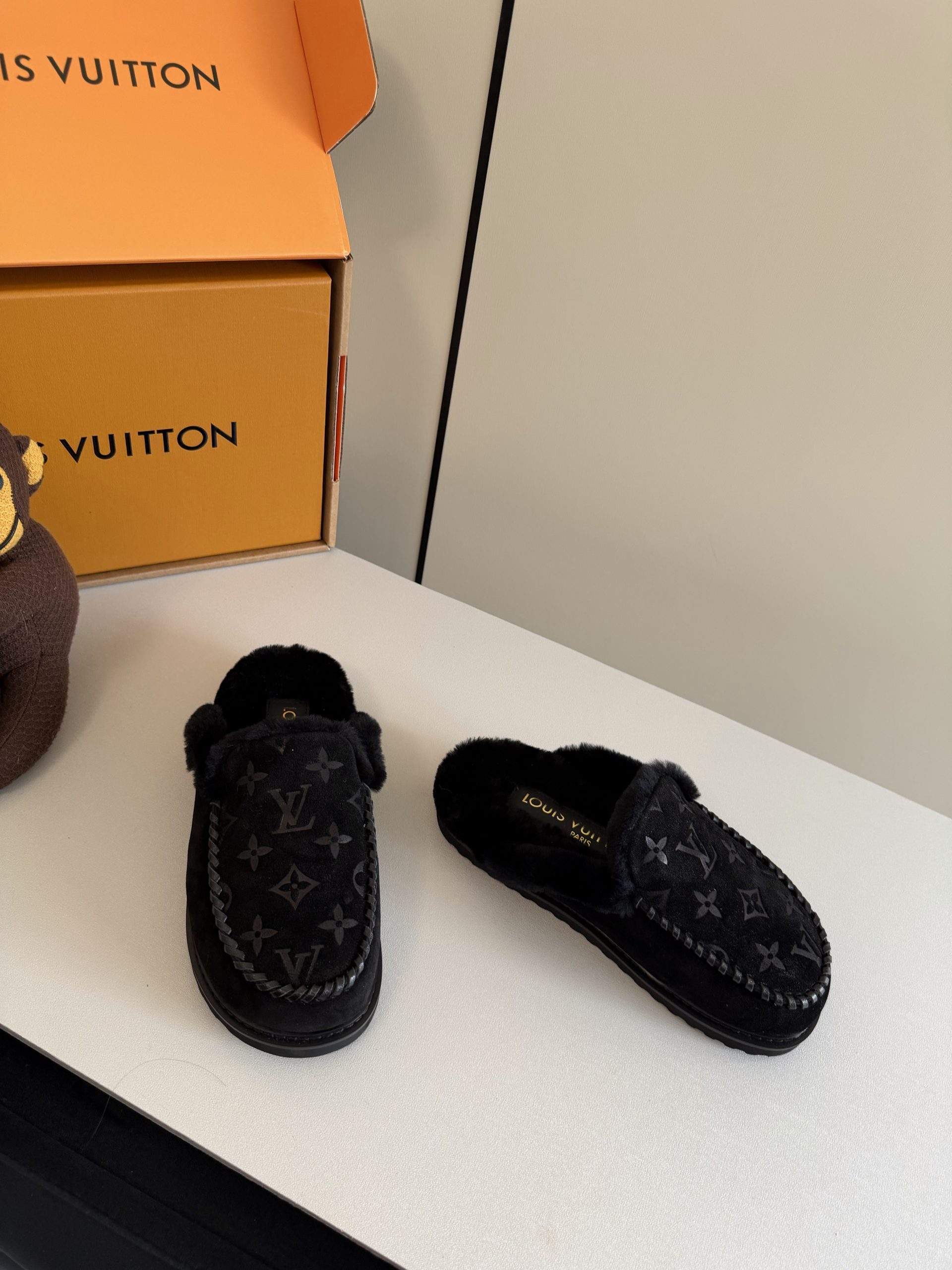 Superior Louis Vuitton Colorado Closed Replica Mule - Image 3