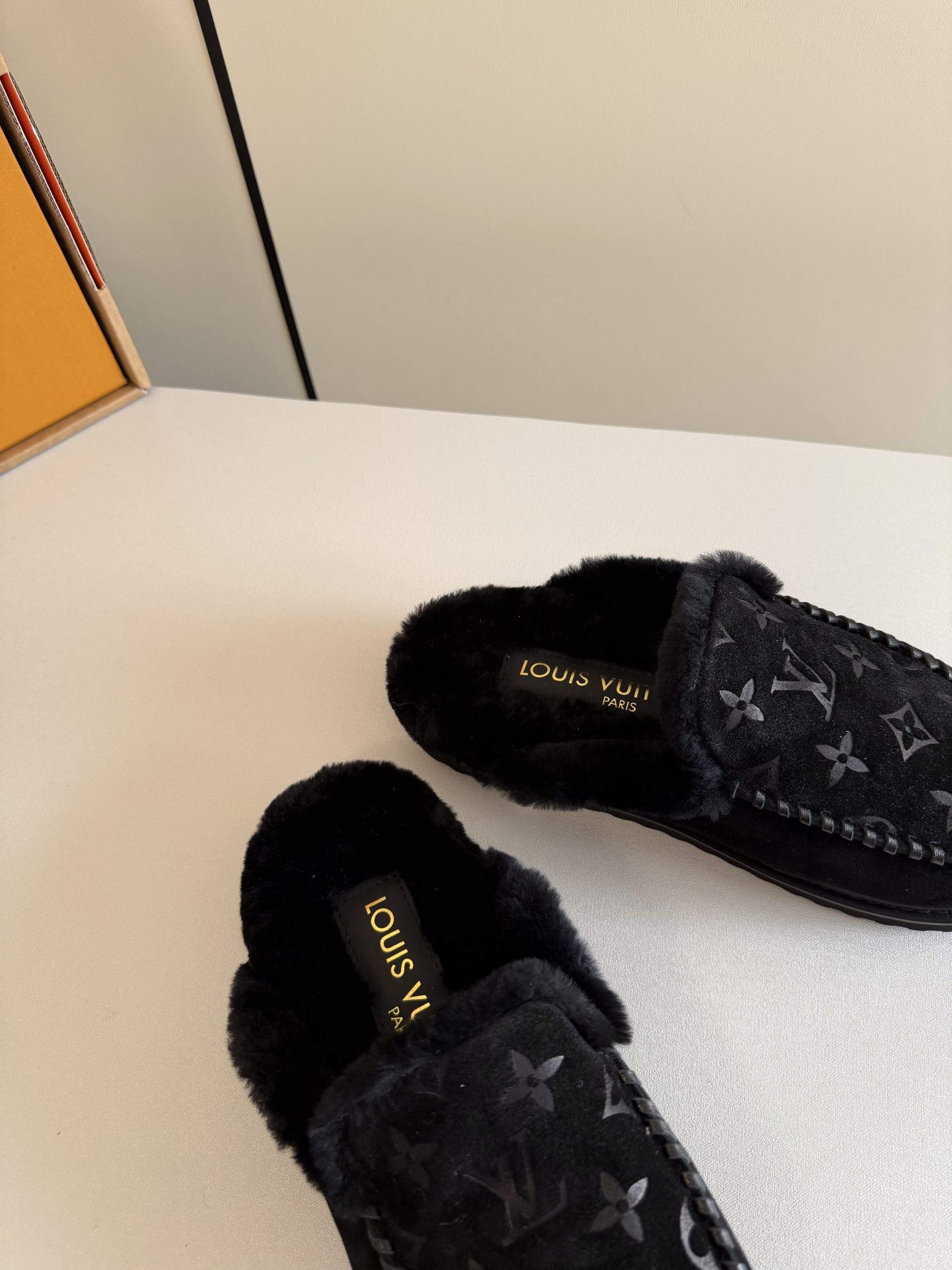 Superior Louis Vuitton Colorado Closed Replica Mule - Image 8