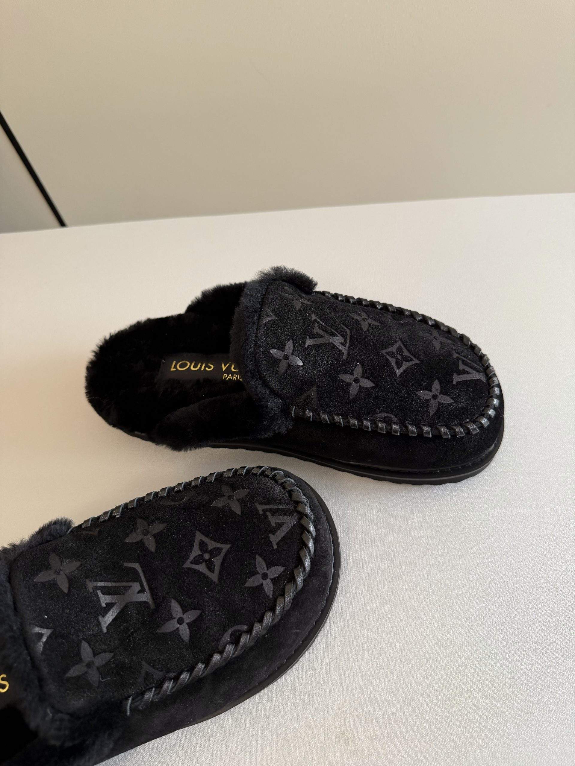 Superior Louis Vuitton Colorado Closed Replica Mule - Image 5