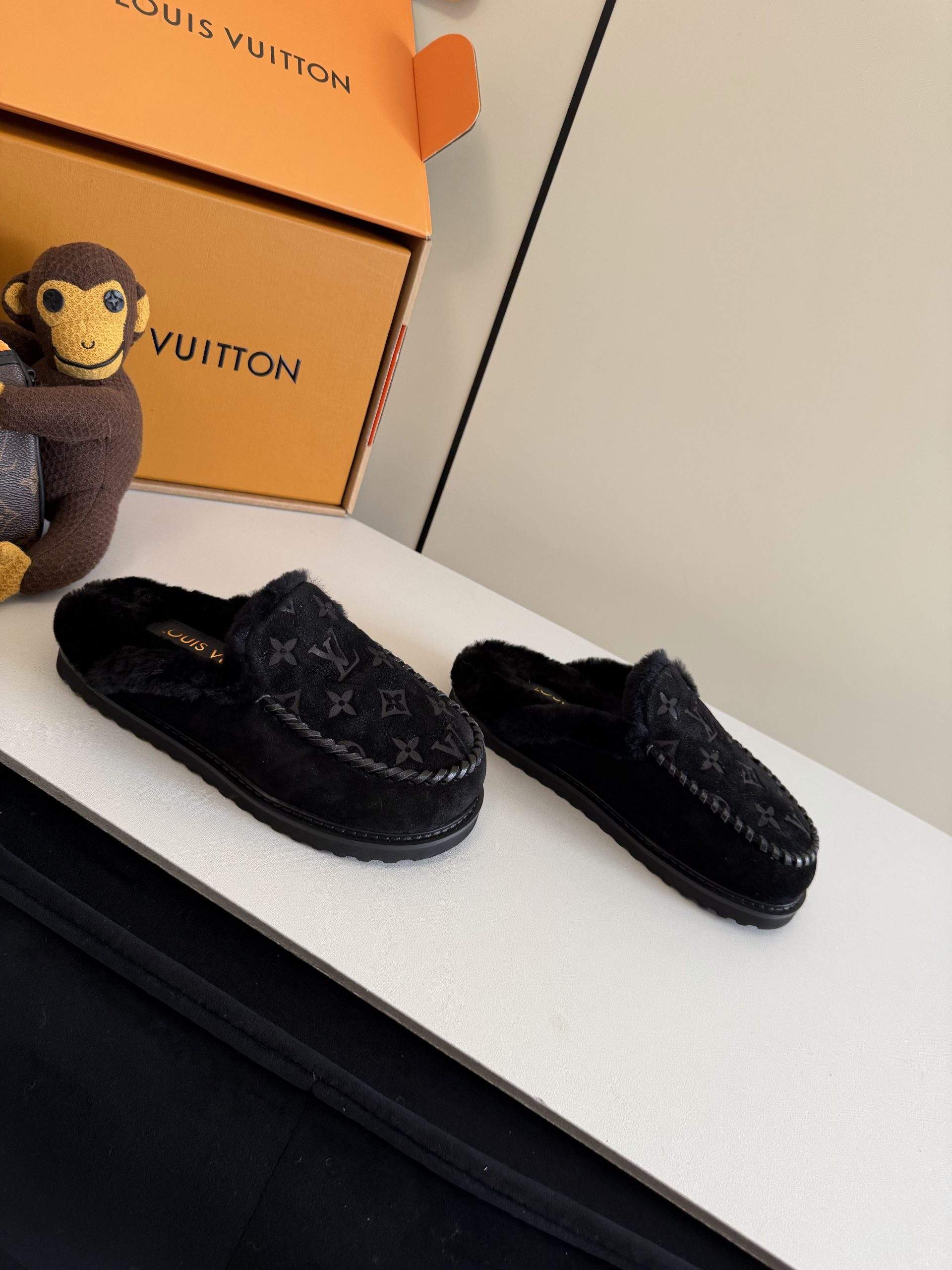 Superior Louis Vuitton Colorado Closed Replica Mule - Image 2