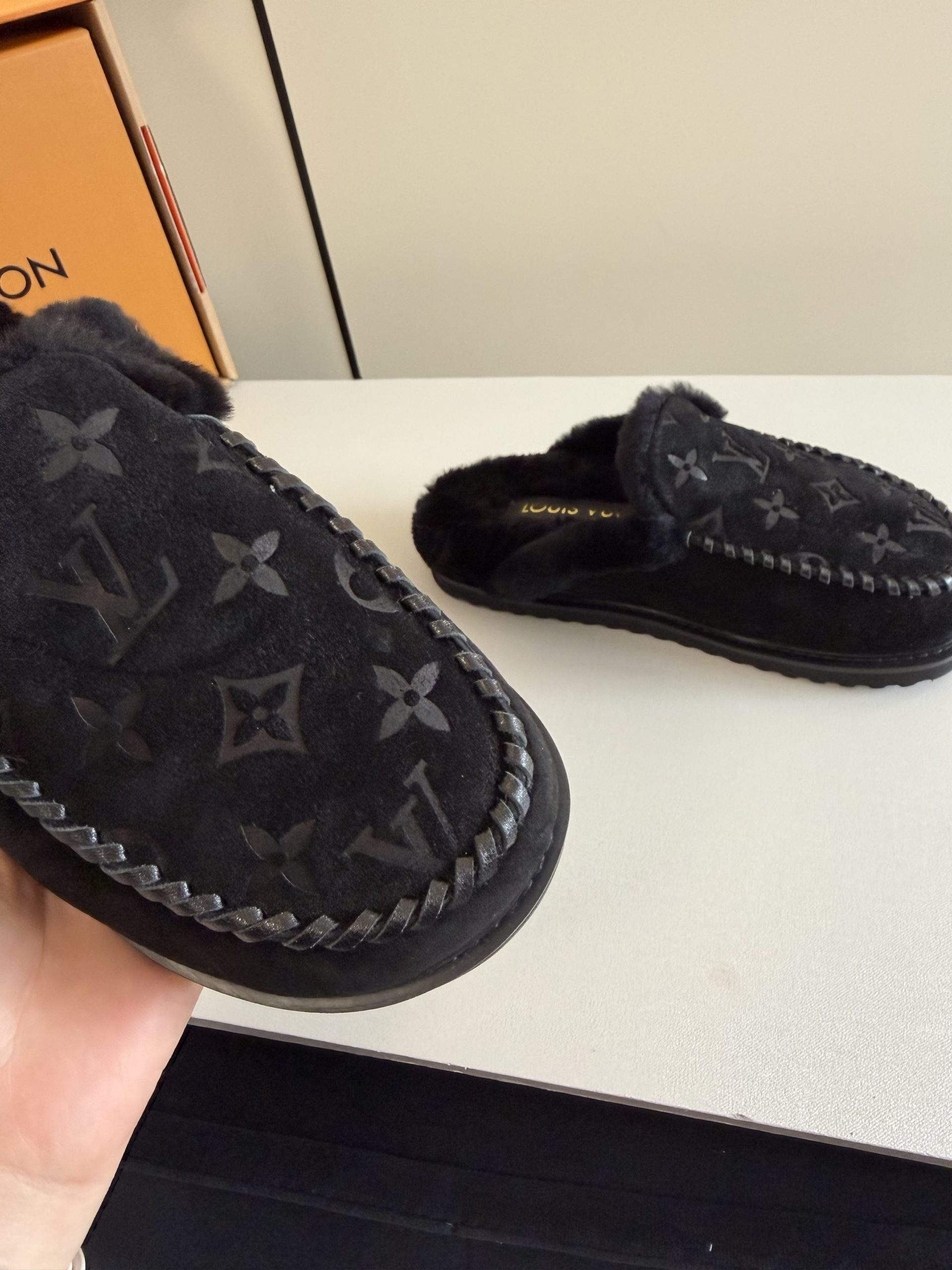 Superior Louis Vuitton Colorado Closed Replica Mule - Image 6