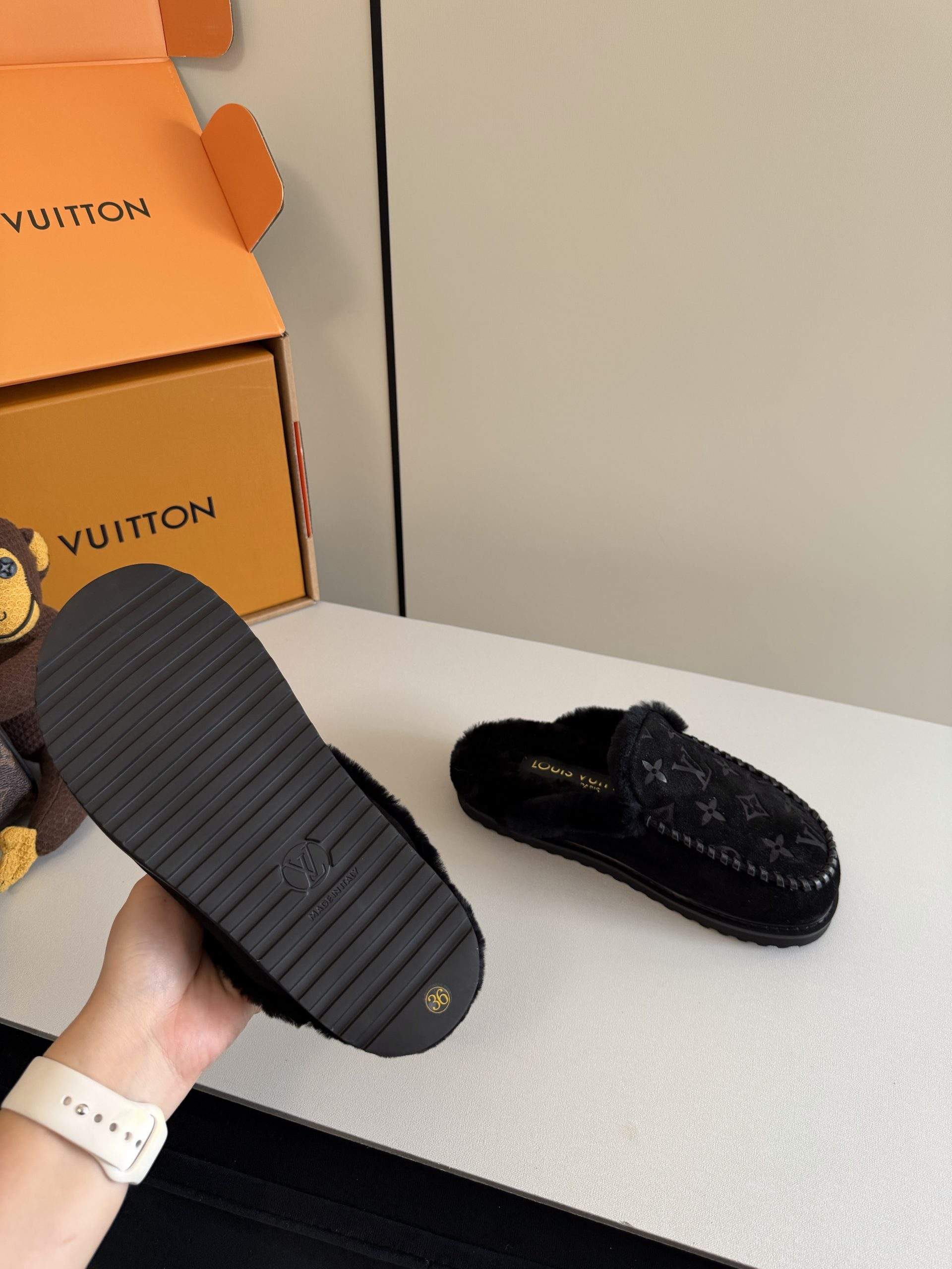 Superior Louis Vuitton Colorado Closed Replica Mule - Image 9