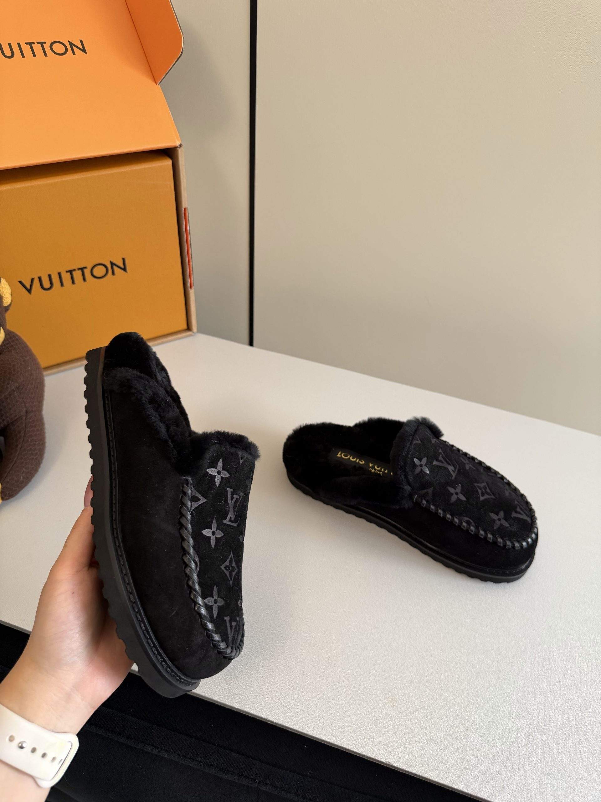 Superior Louis Vuitton Colorado Closed Replica Mule - Image 4