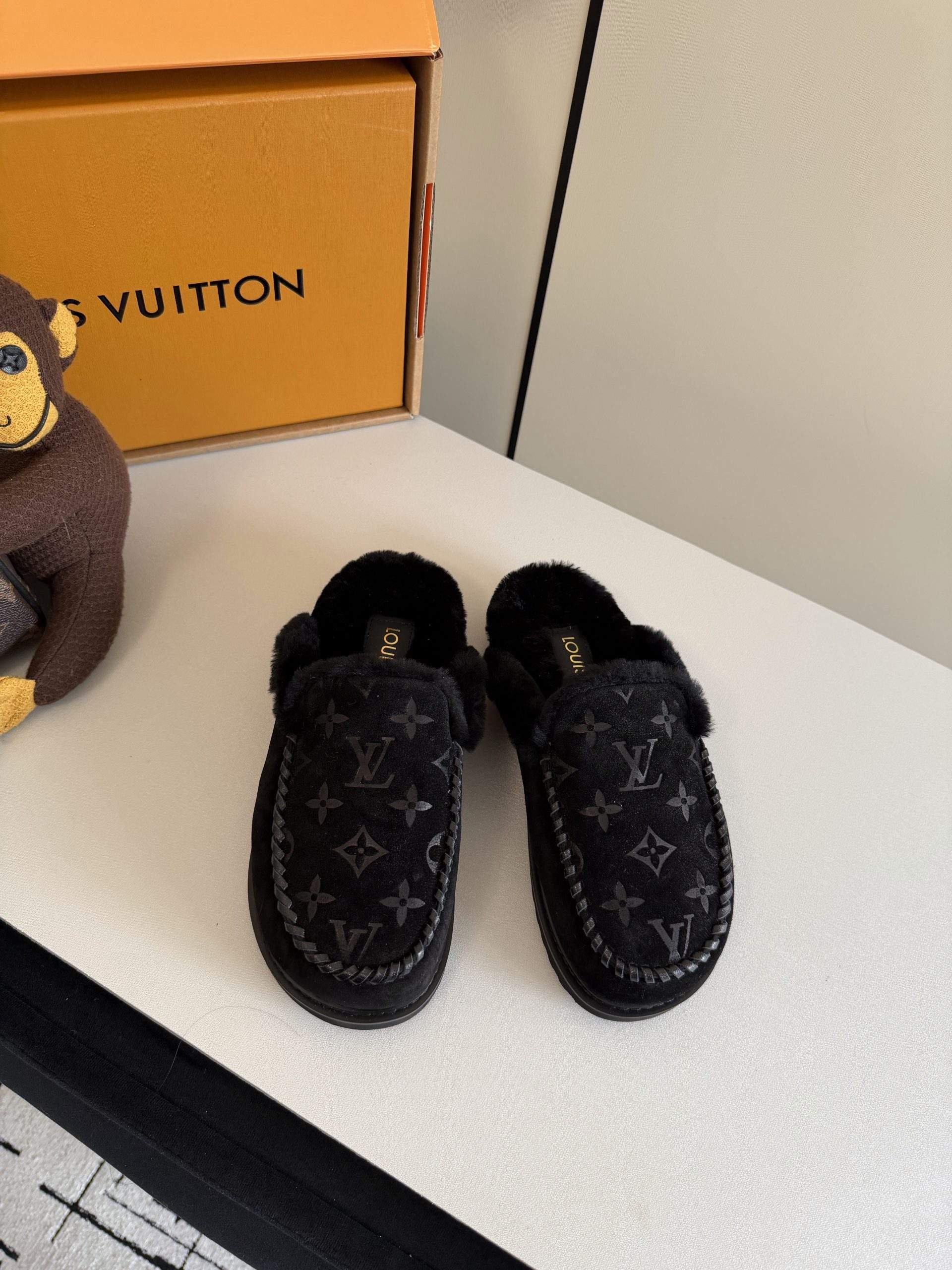 Superior Louis Vuitton Colorado Closed Replica Mule