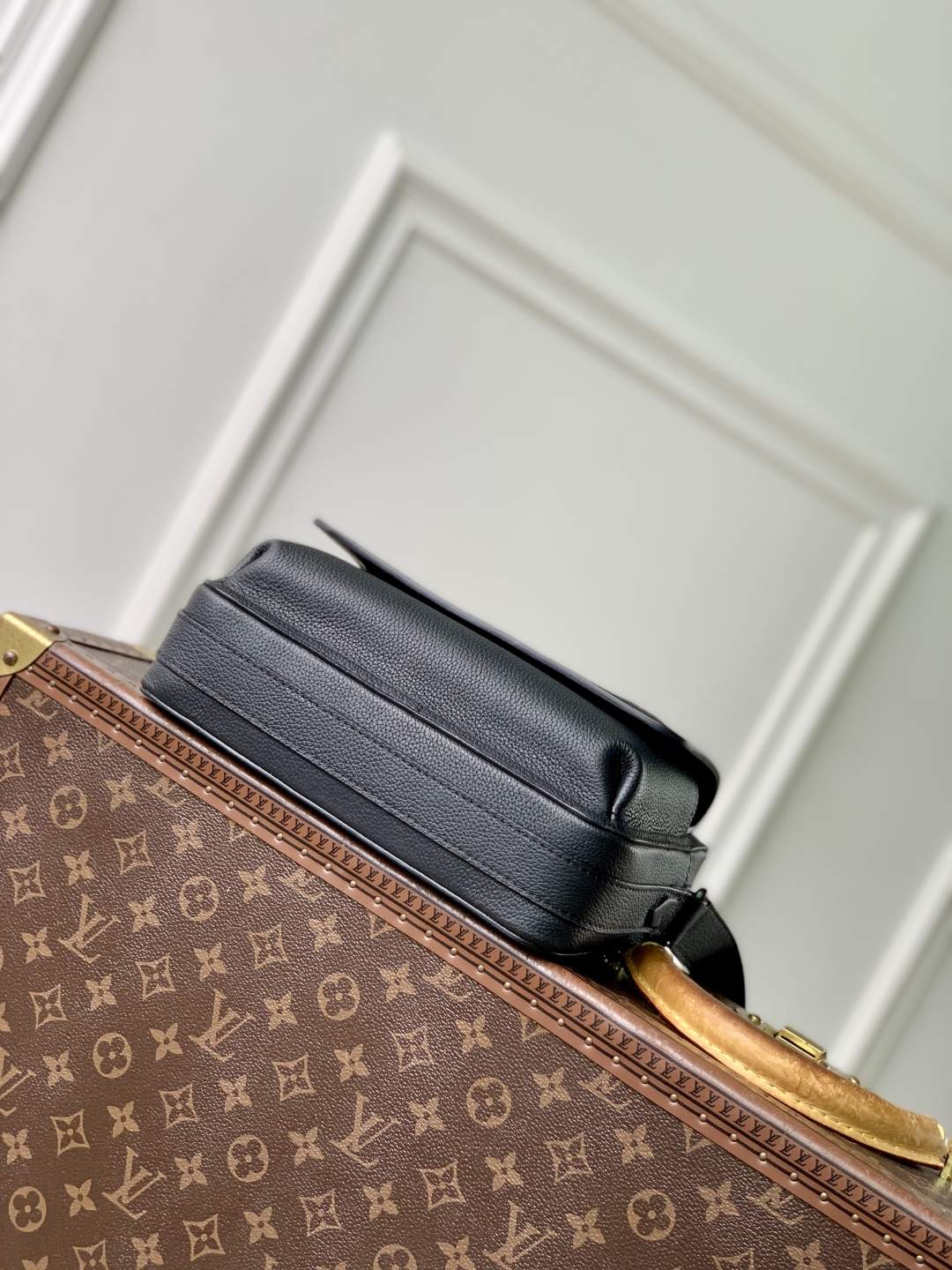 Exclusive Louis Vuitton Boarding Replica Messenger - Image 4