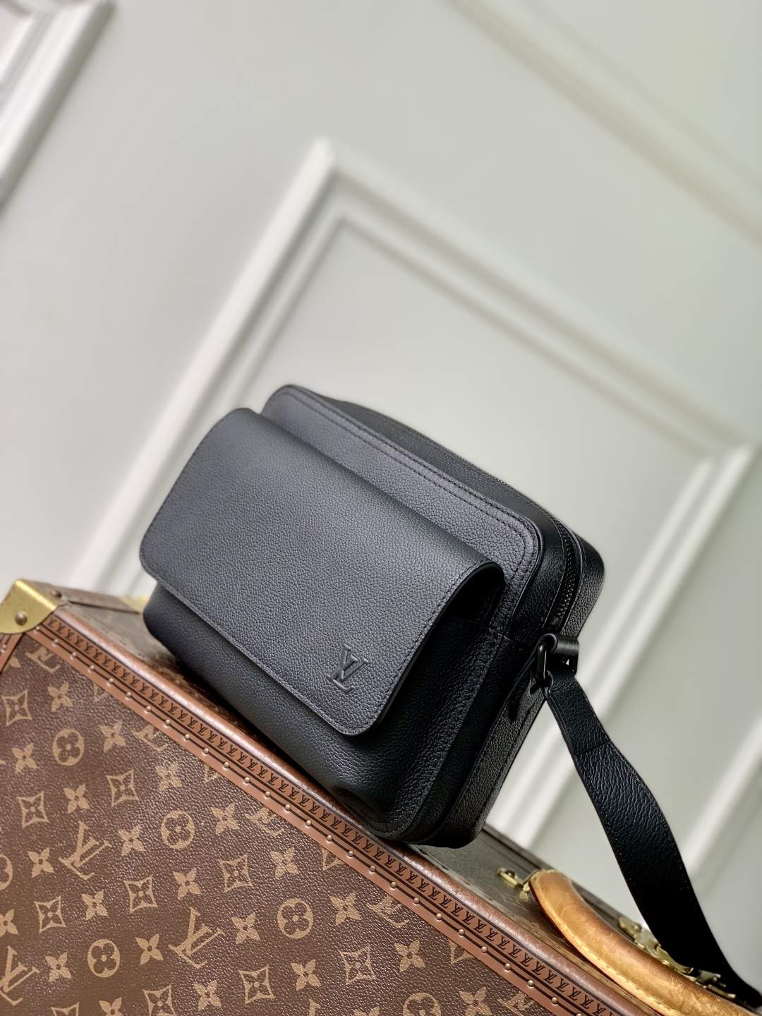 Exclusive Louis Vuitton Boarding Replica Messenger - Image 3