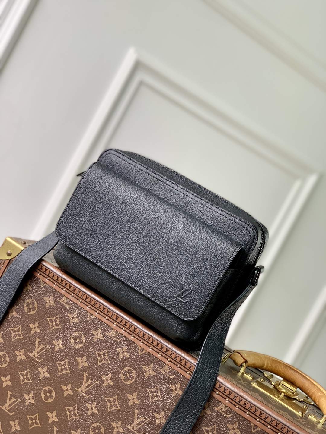 Exclusive Louis Vuitton Boarding Replica Messenger