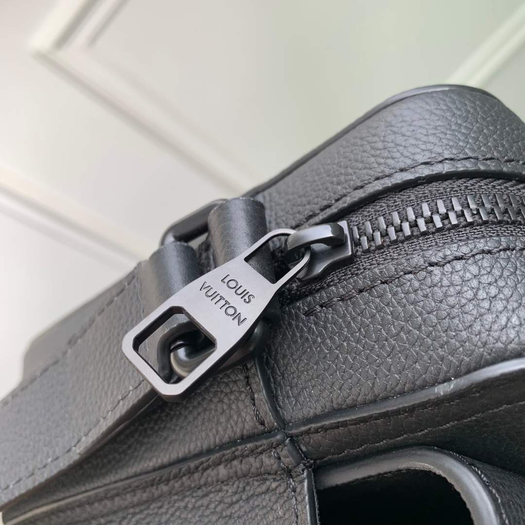 Exclusive Louis Vuitton Boarding Replica Messenger - Image 7