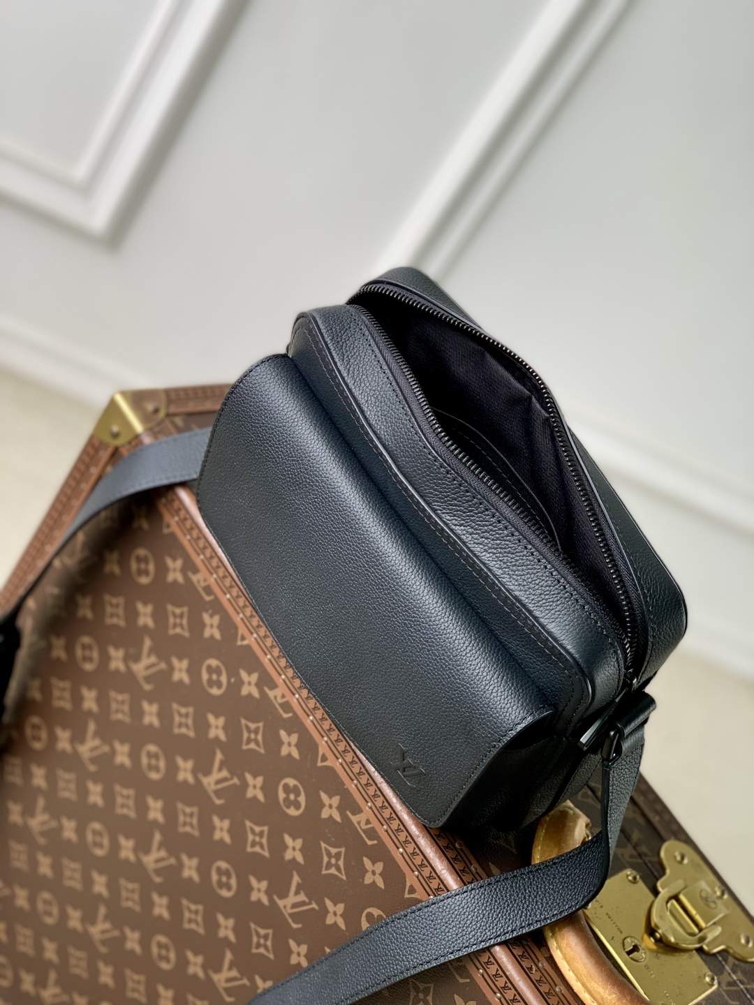 Exclusive Louis Vuitton Boarding Replica Messenger - Image 5