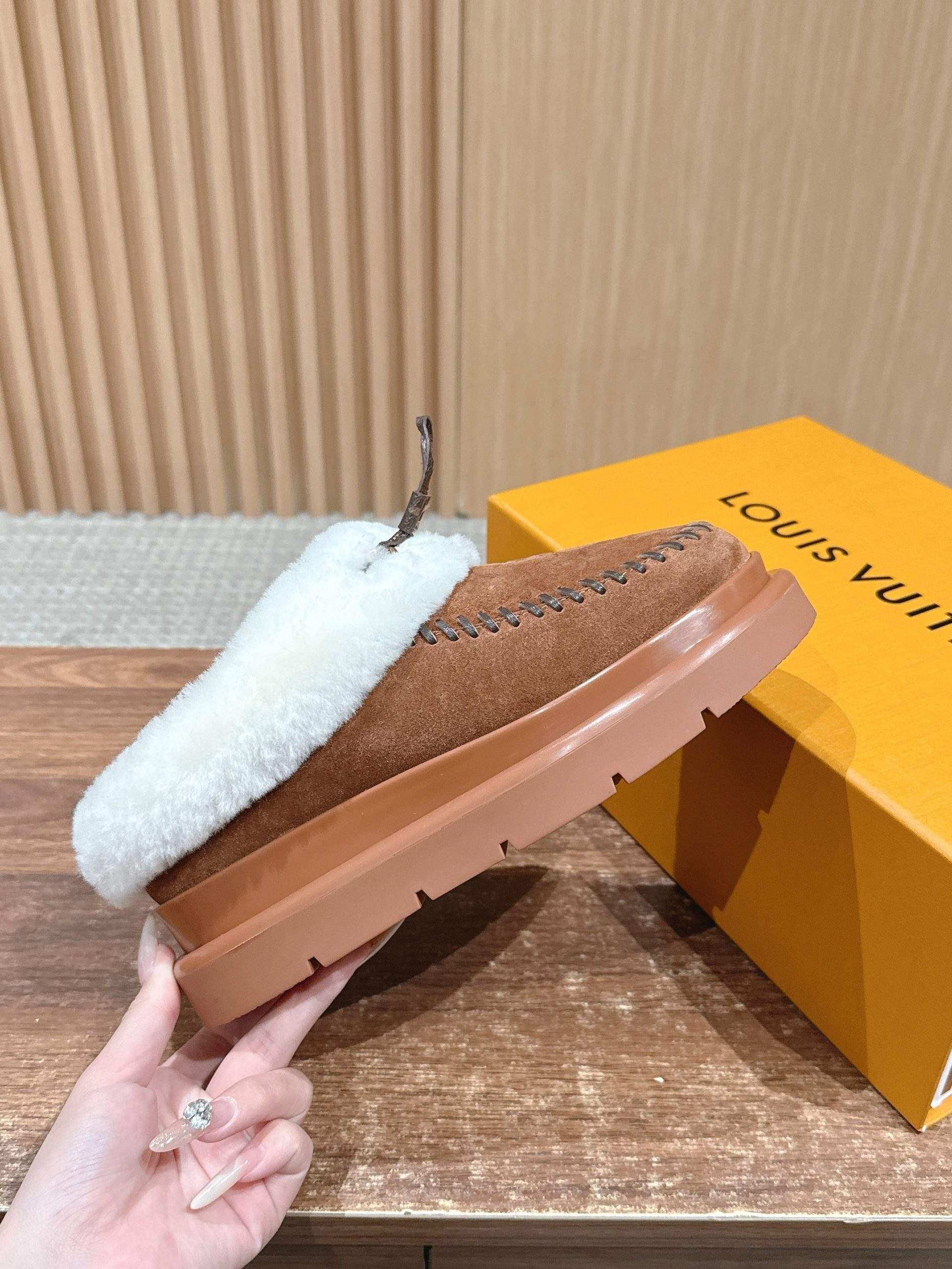 Exclusive Louis Vuitton Cortina Closed Replica Mule - Image 5