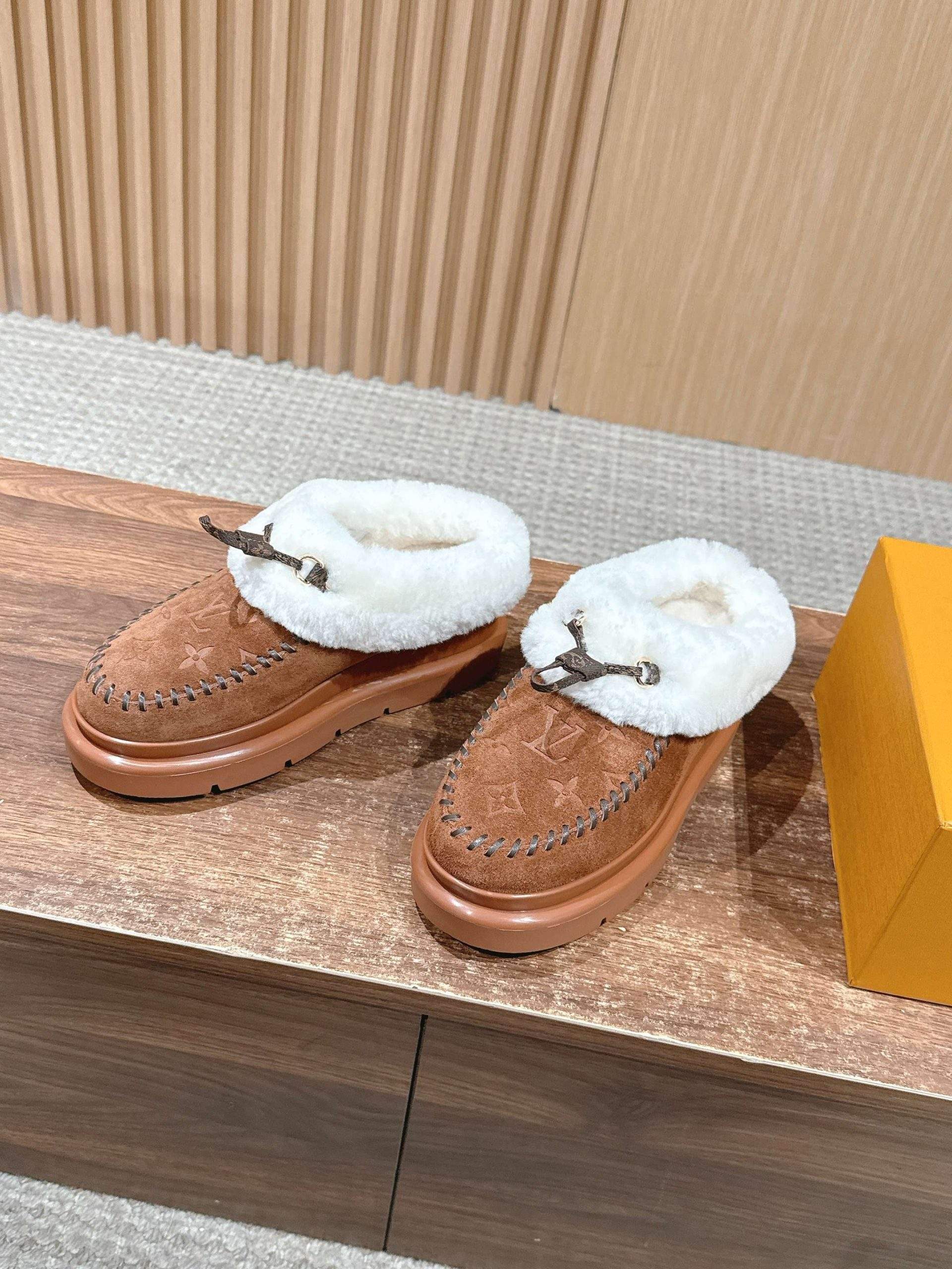 Exclusive Louis Vuitton Cortina Closed Replica Mule