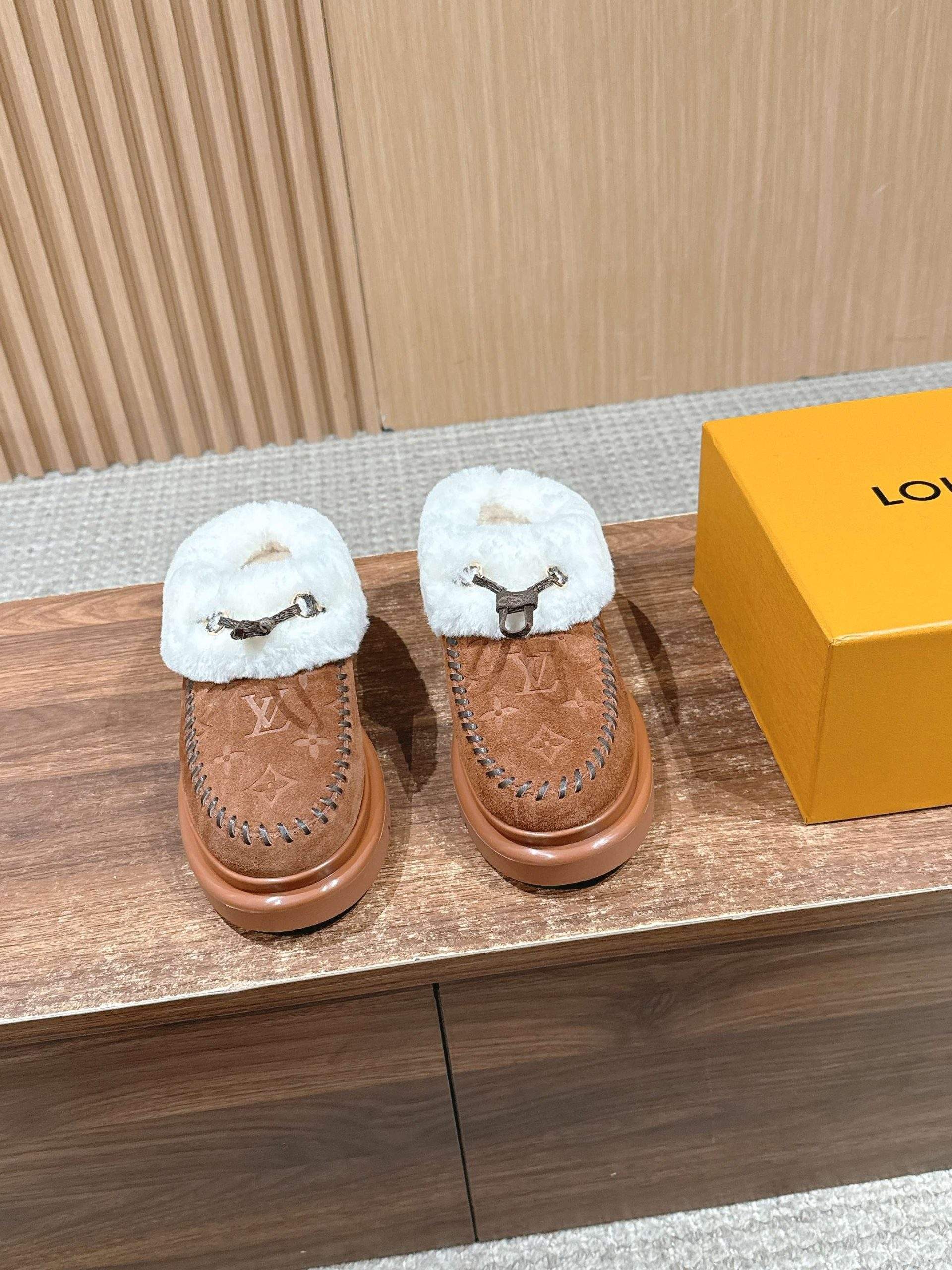 Exclusive Louis Vuitton Cortina Closed Replica Mule - Image 2